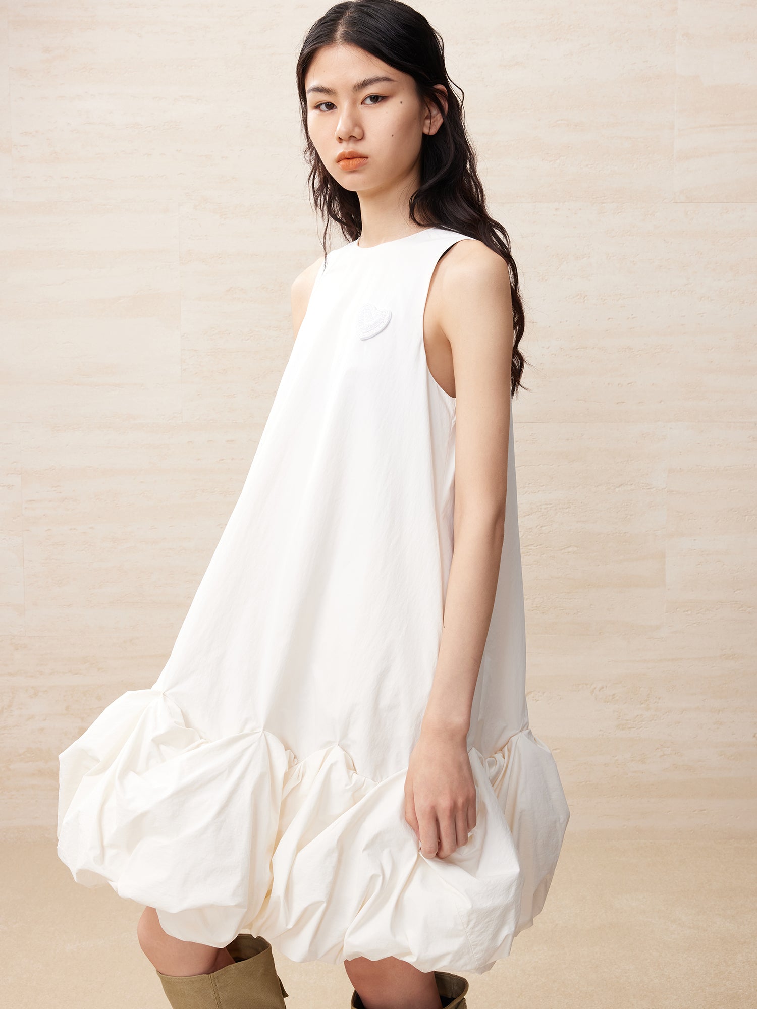 A-line sleeveless white bubble edge dress