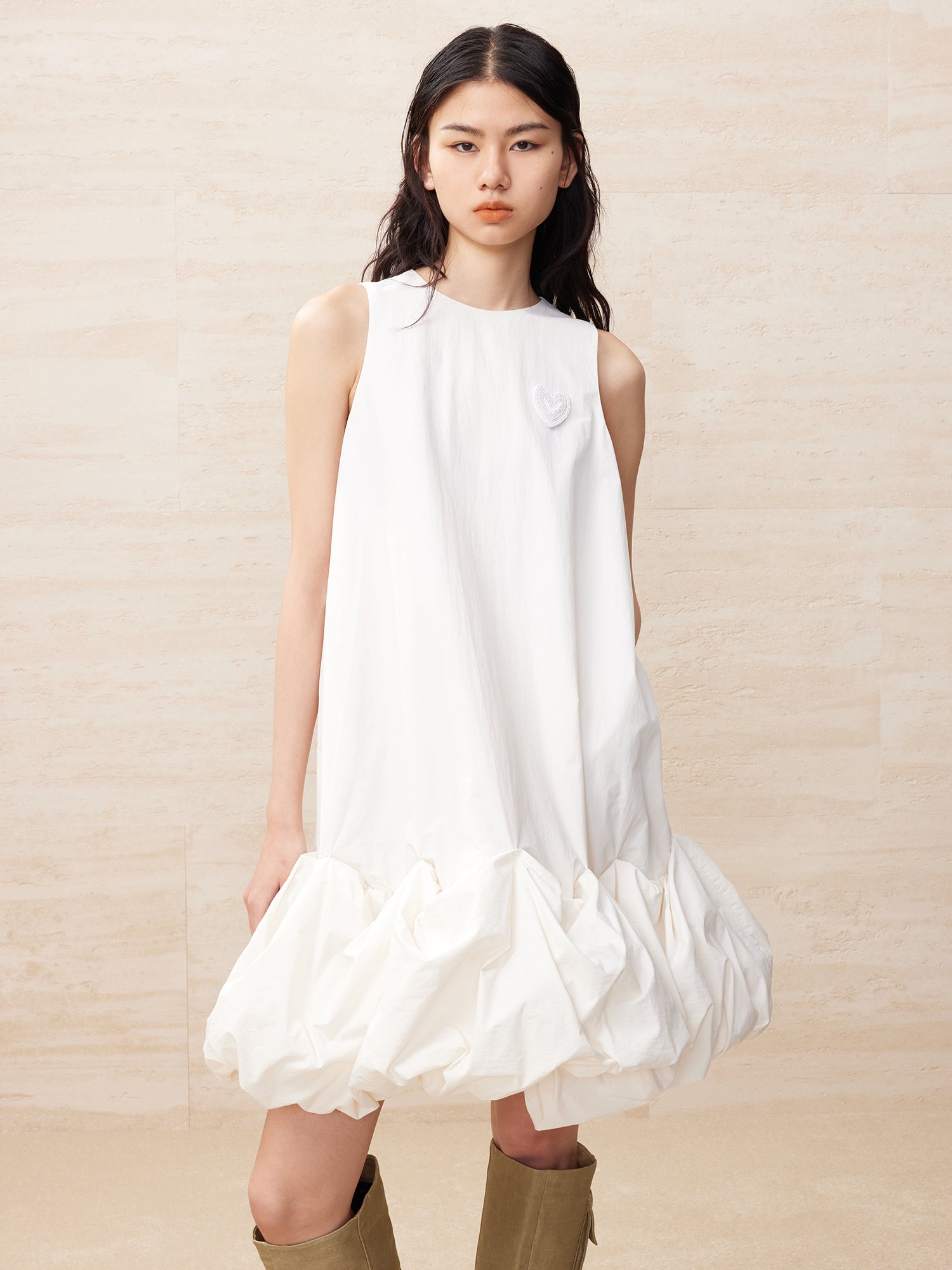 A-line sleeveless white bubble edge dress