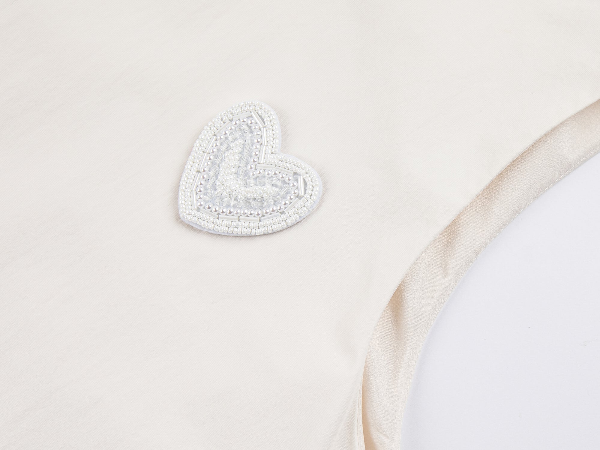 A-line sleeveless white bubble edge dress