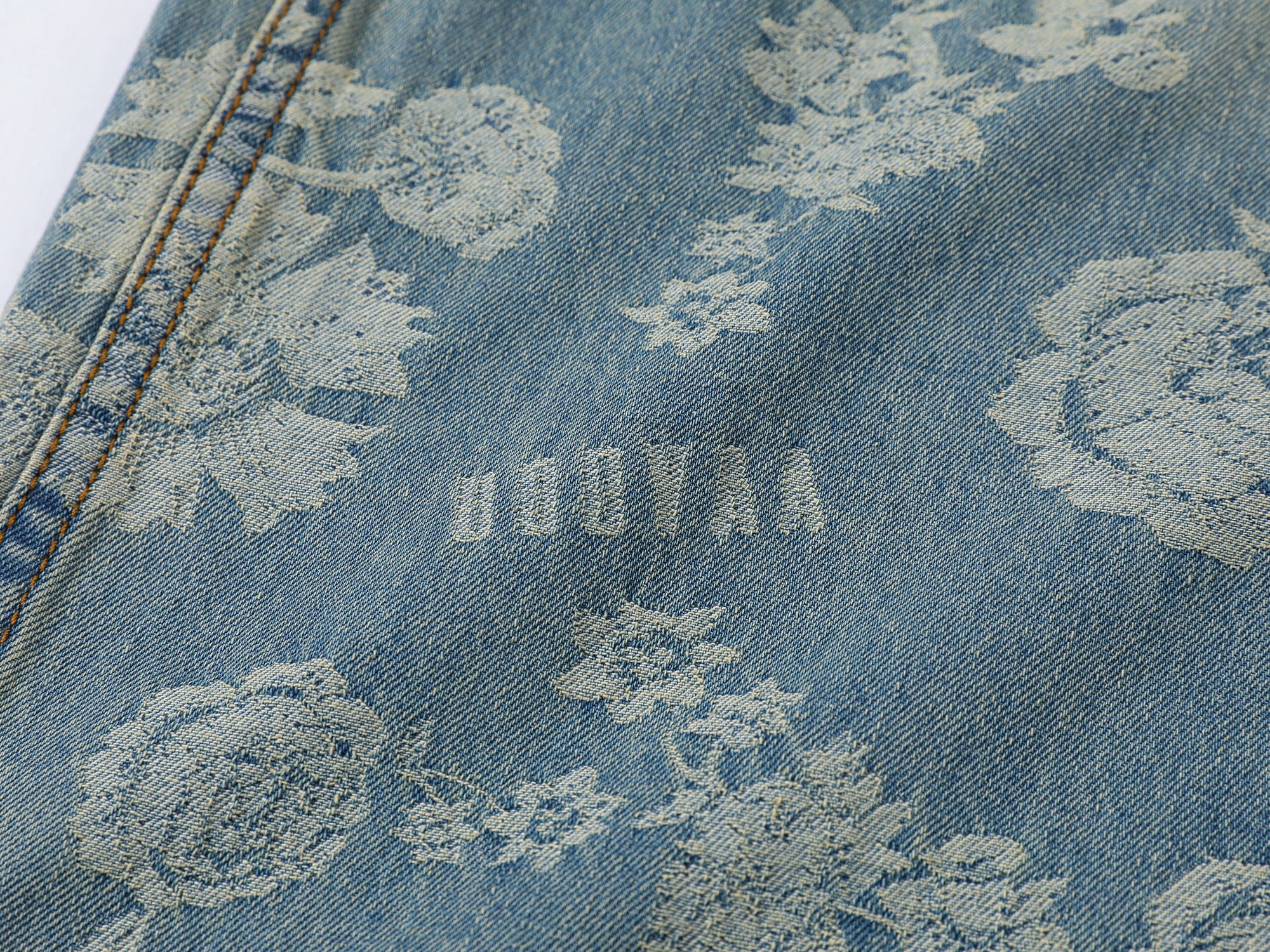 Romantic floral jacquard jeans