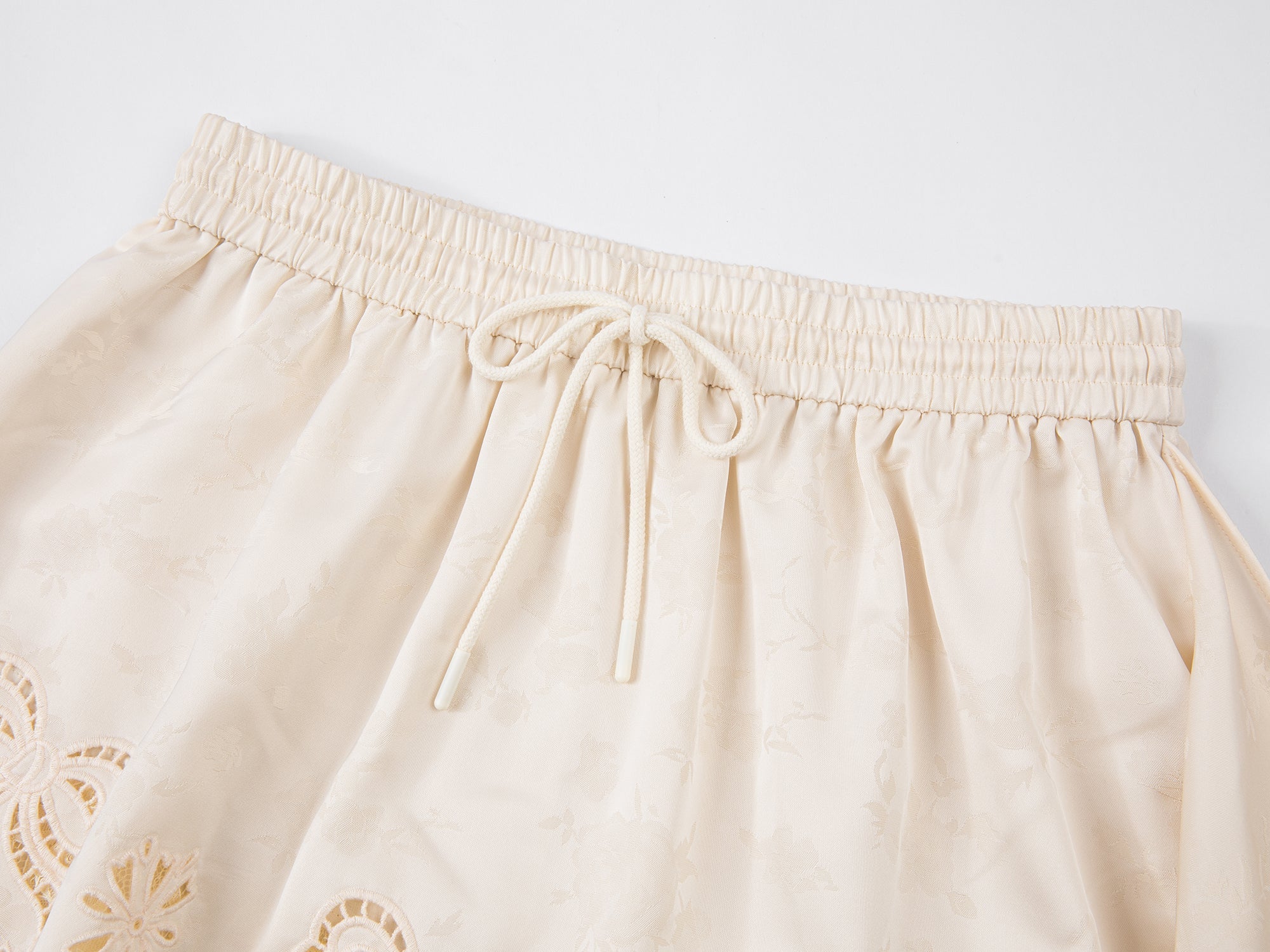 Irregular lace edge short skirt