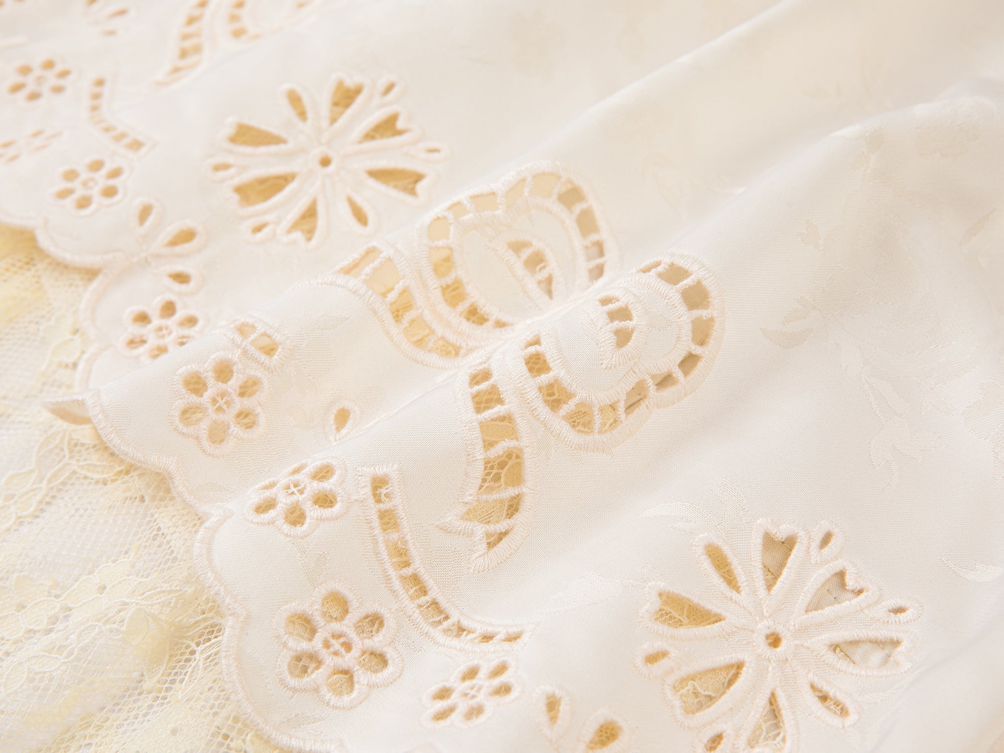 Irregular lace edge short skirt