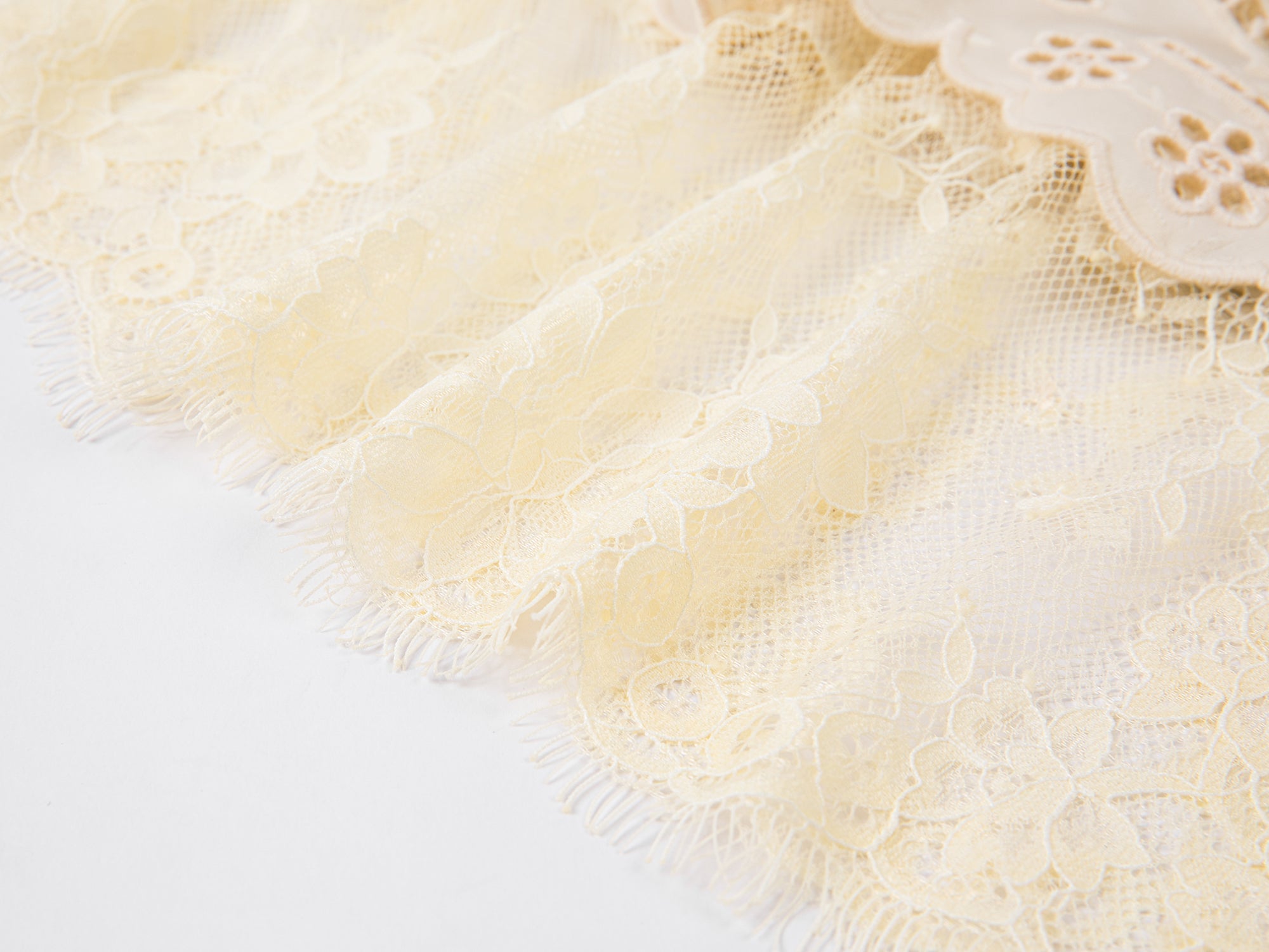 Irregular lace edge short skirt