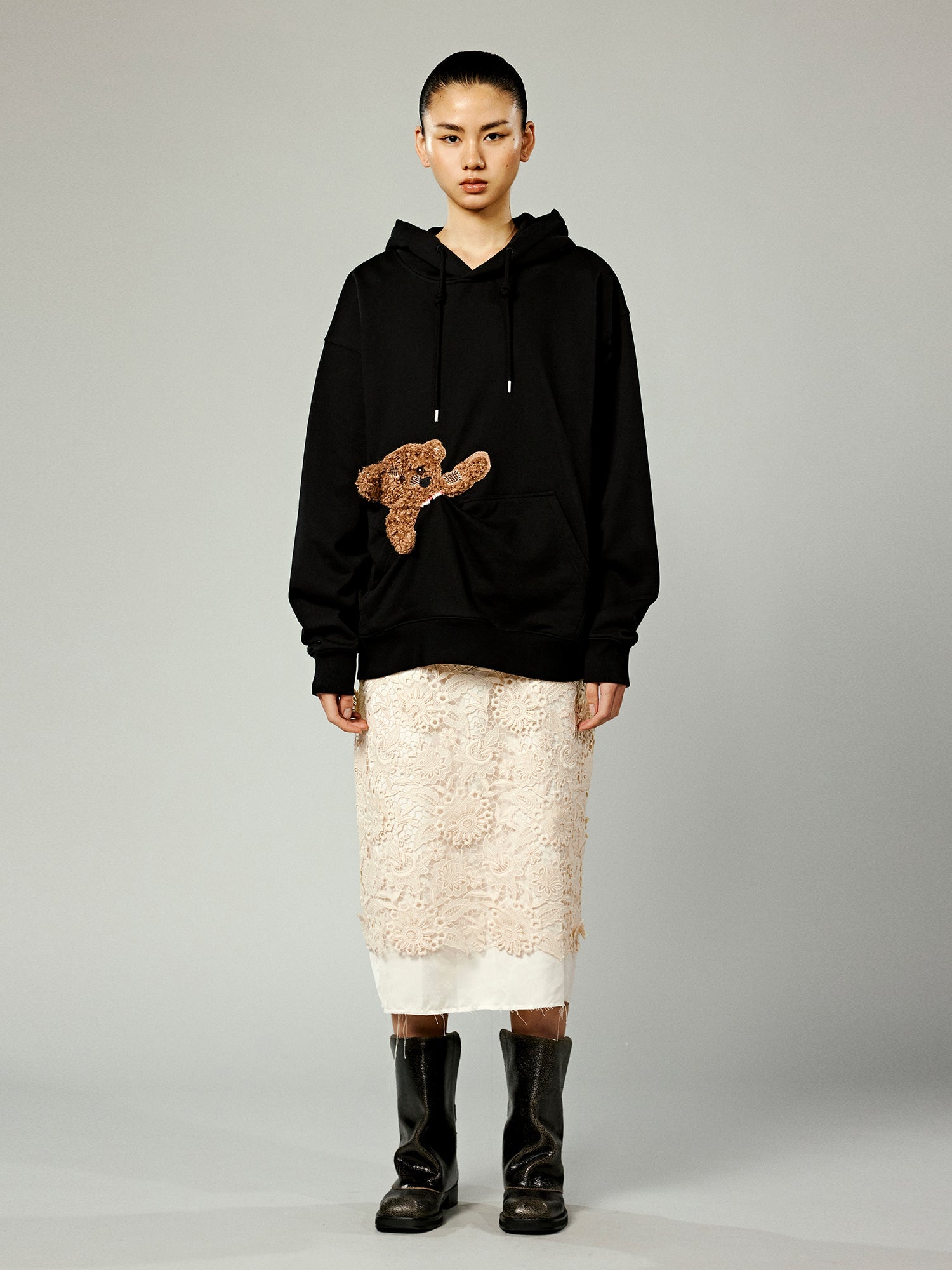 Hoodie with a little puppy biting the pocket