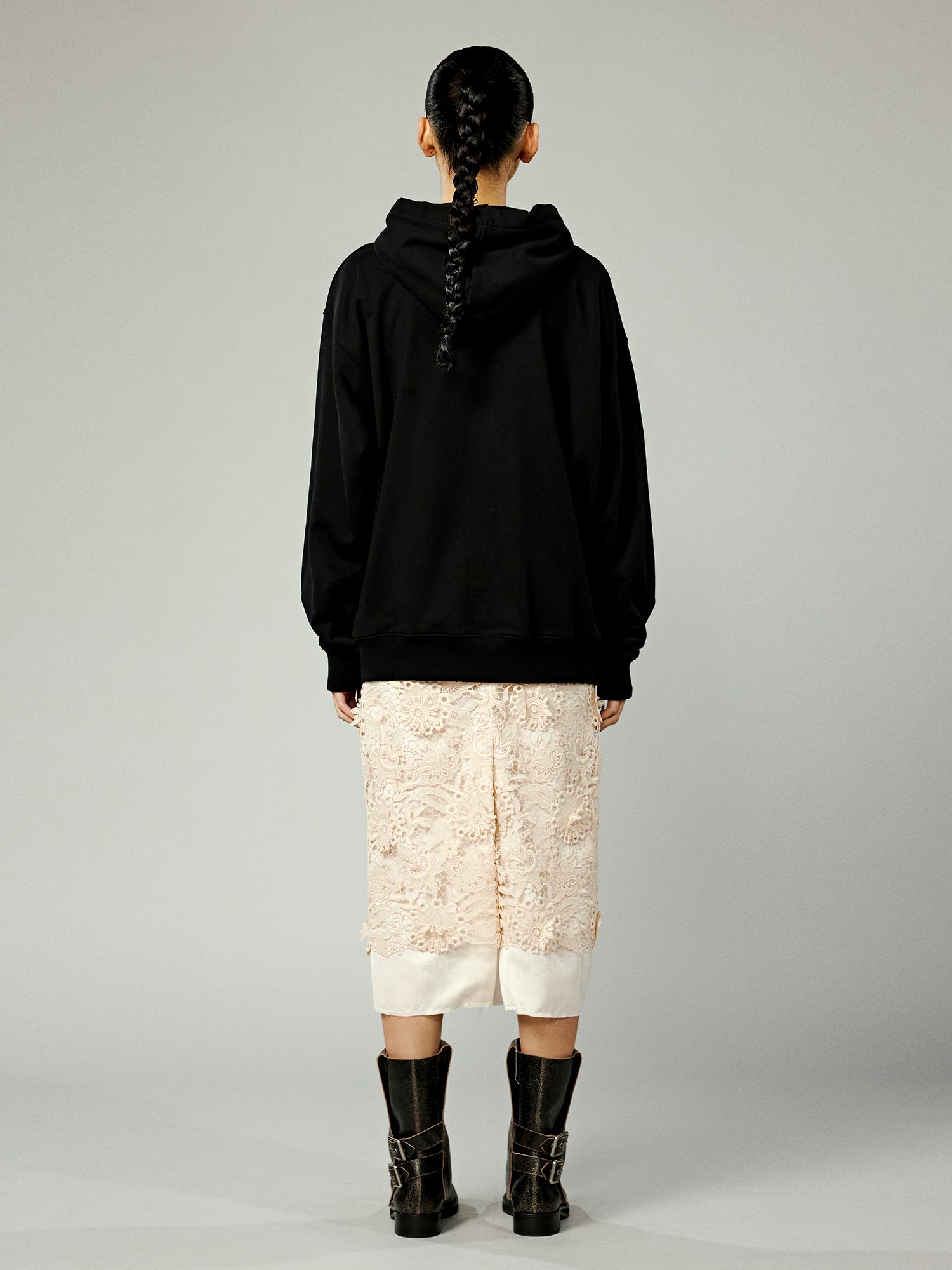 Hoodie with a little puppy biting the pocket