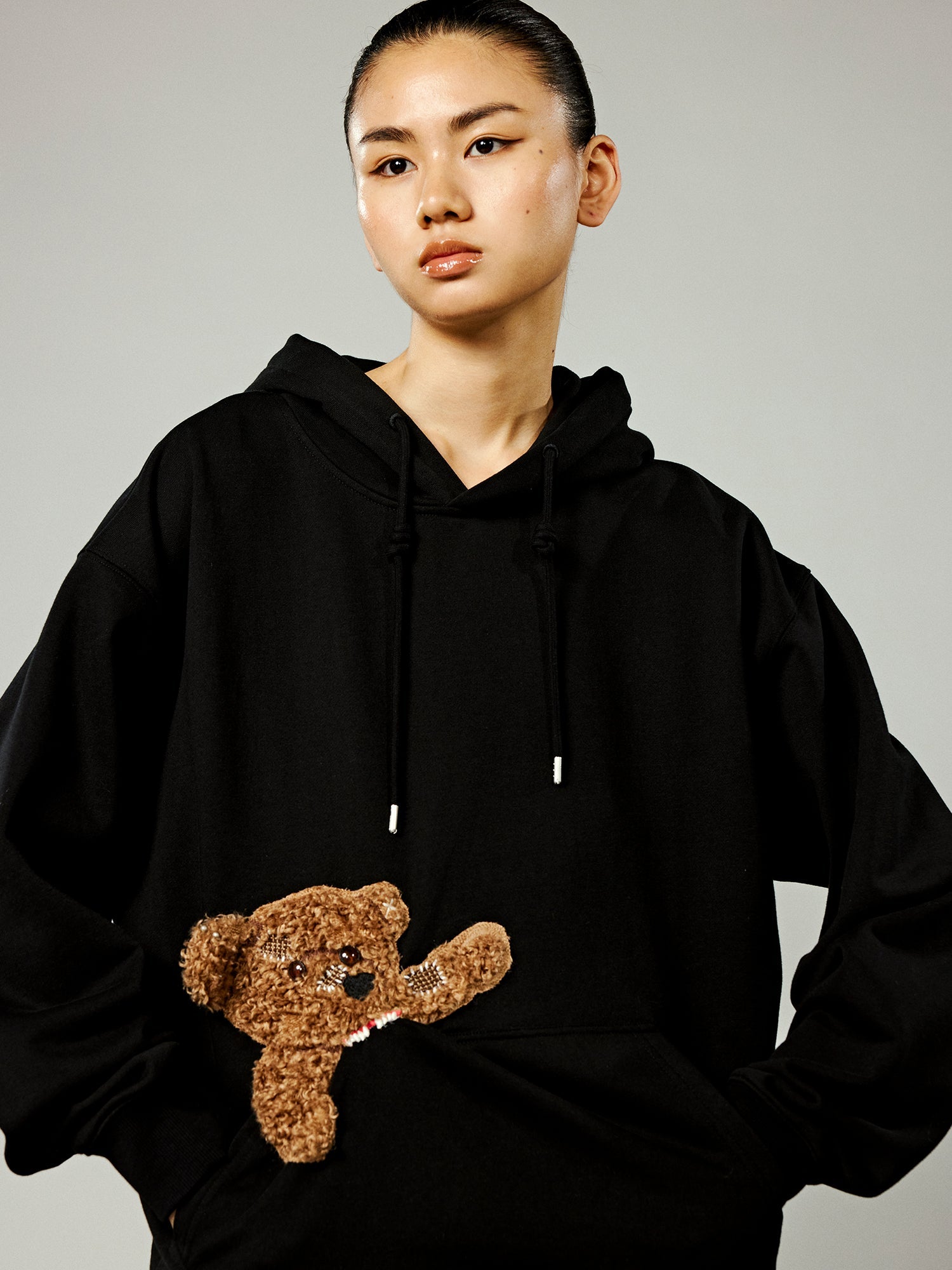 Hoodie with a little puppy biting the pocket