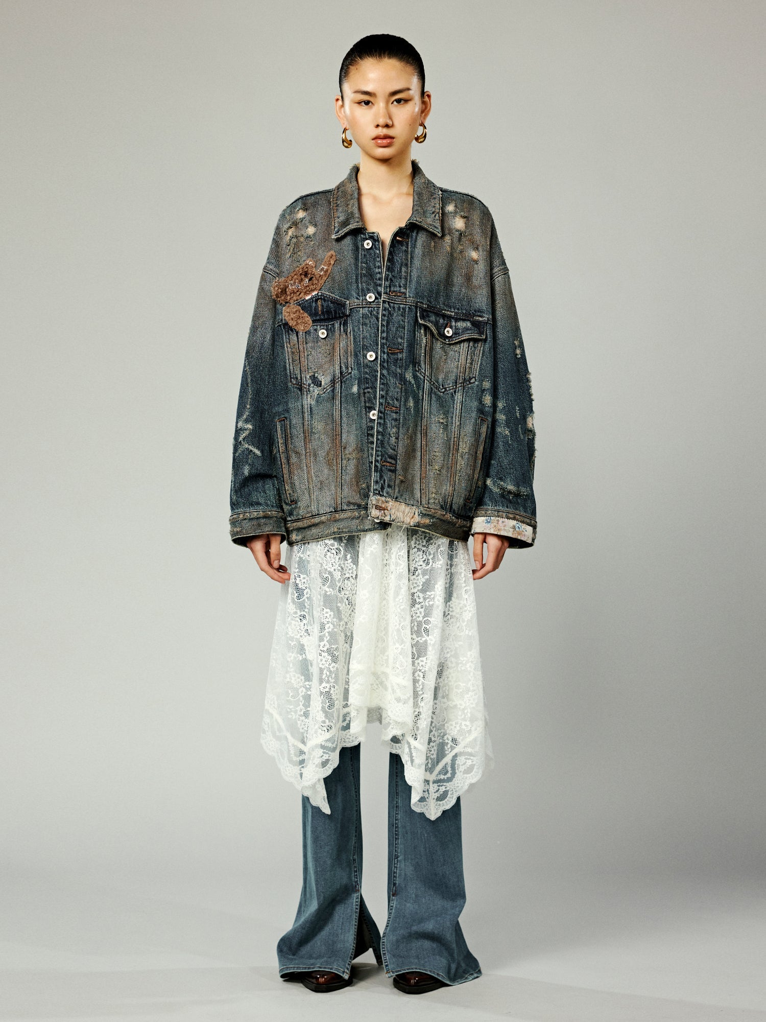 Denim jacket with a pocket-biting puppy