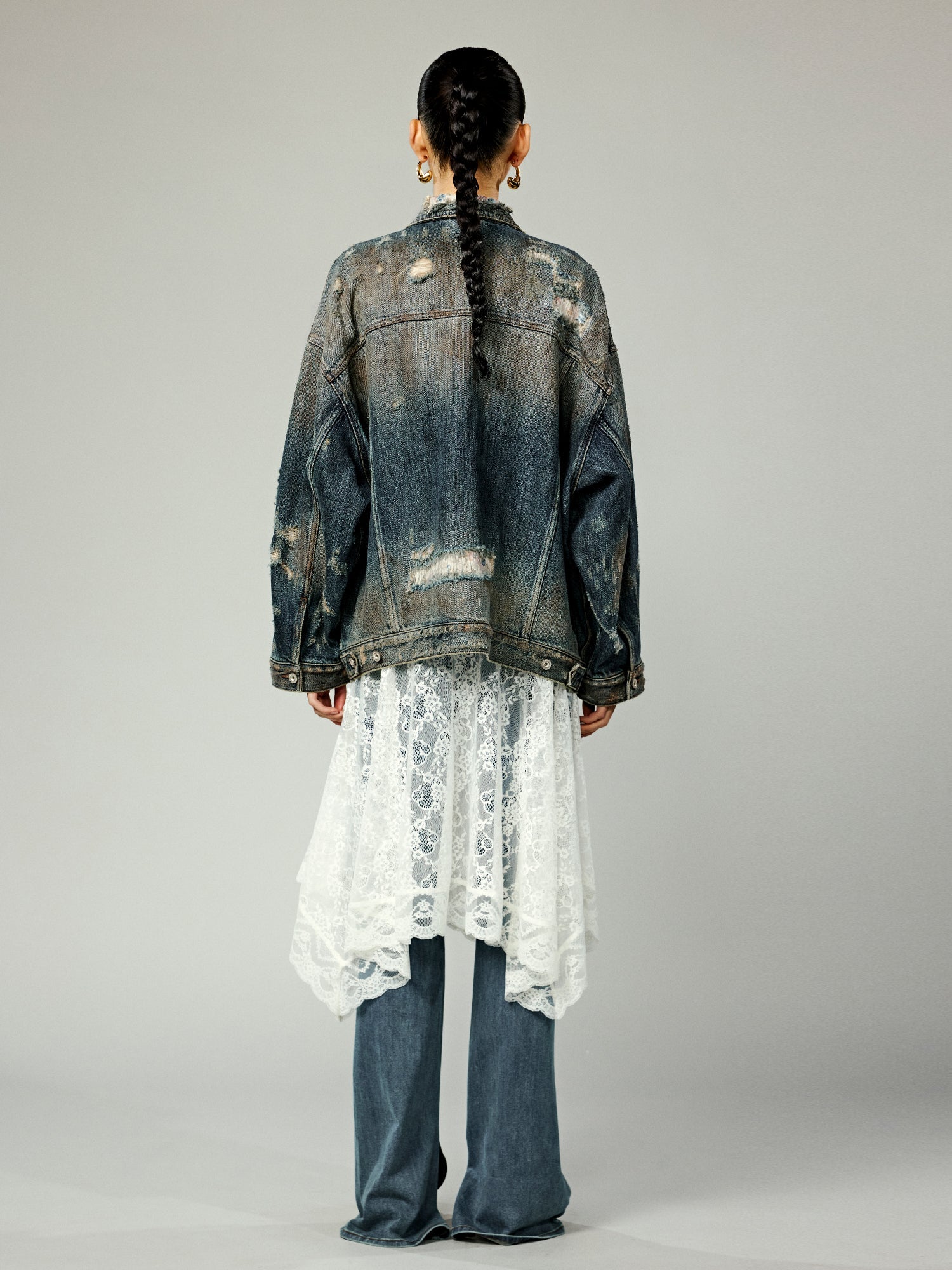 Denim jacket with a pocket-biting puppy