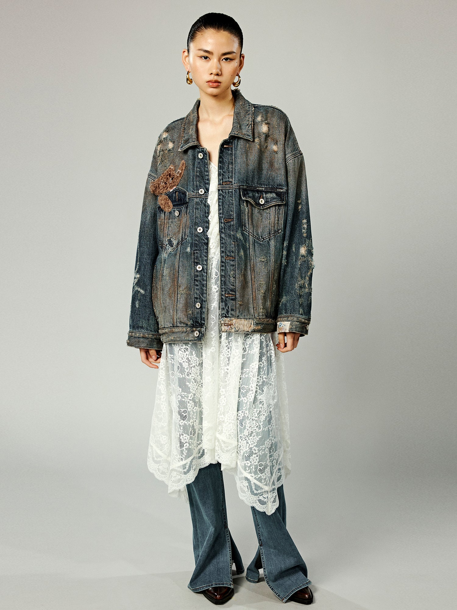 Denim jacket with a pocket-biting puppy