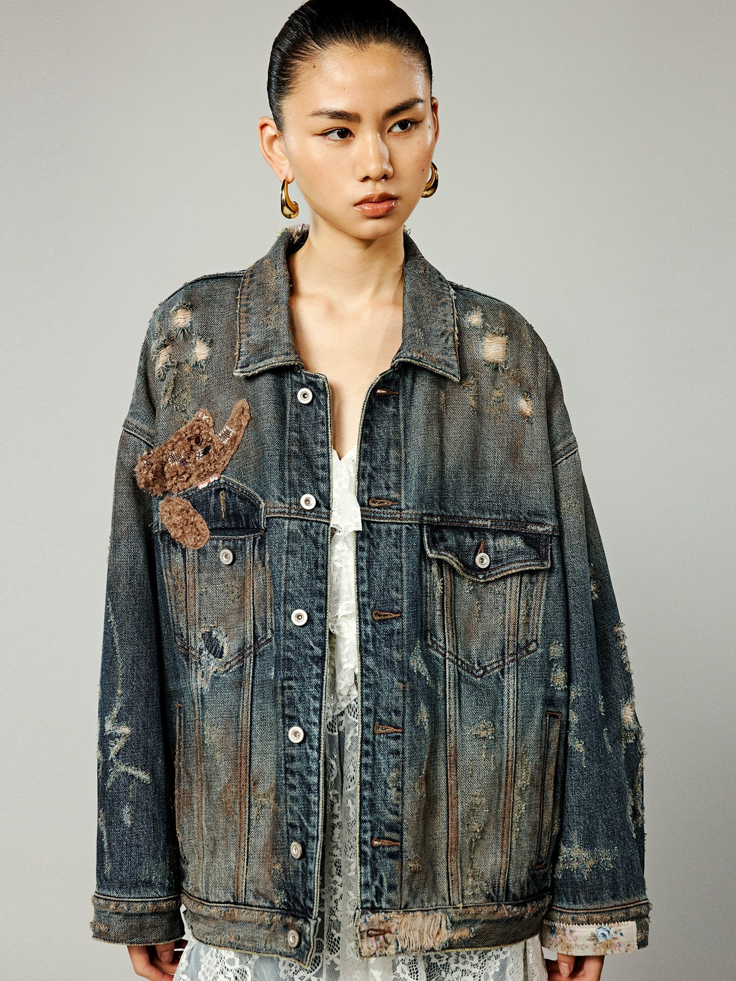 Denim jacket with a pocket-biting puppy