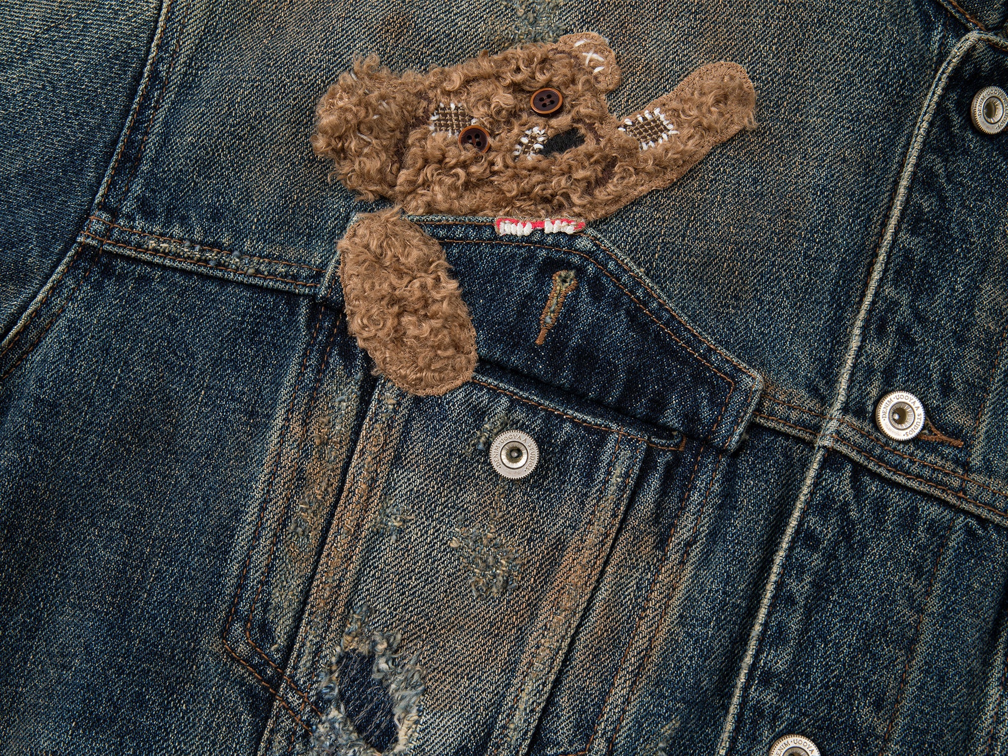 Denim jacket with a pocket-biting puppy