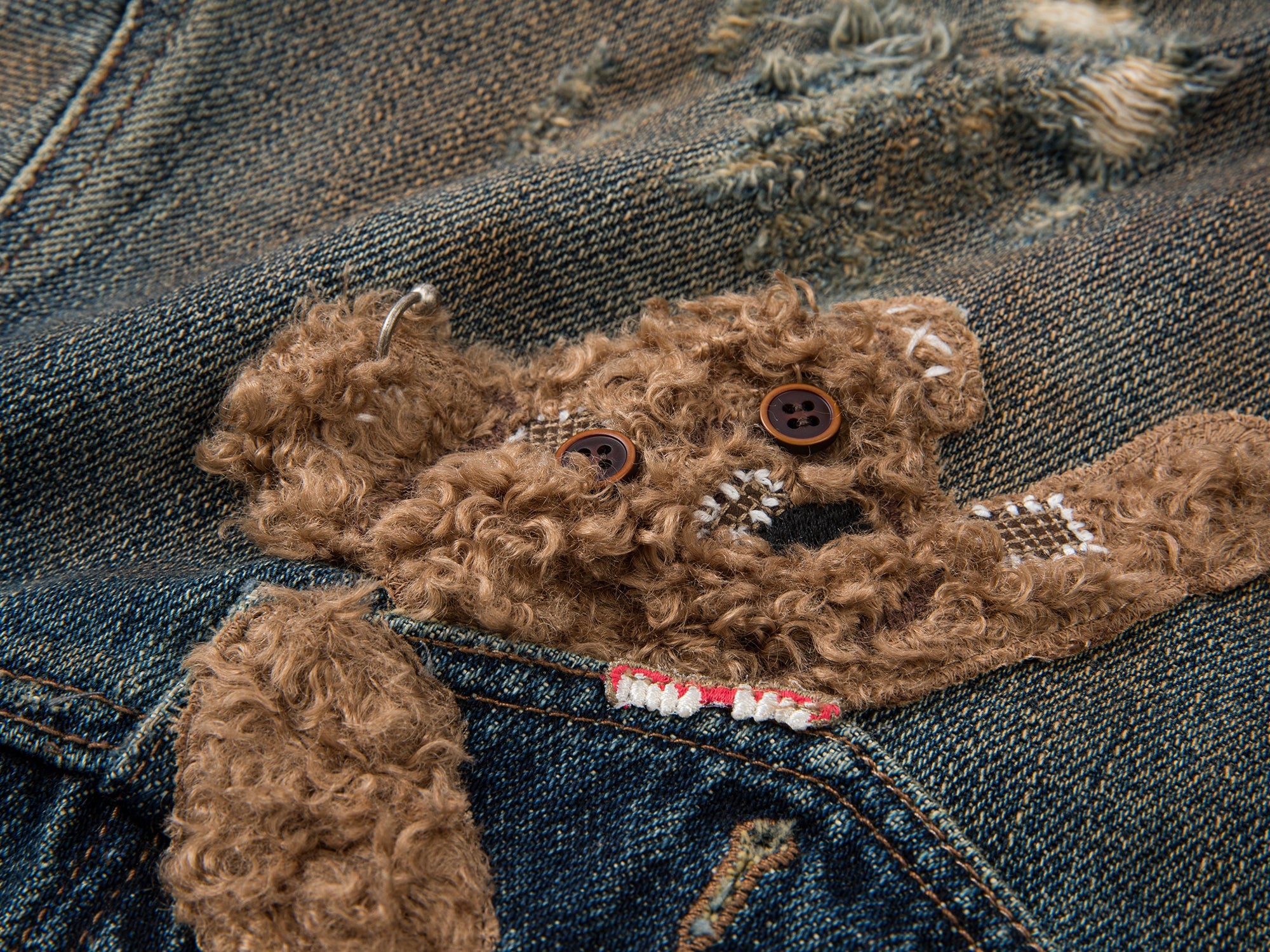 Denim jacket with a pocket-biting puppy
