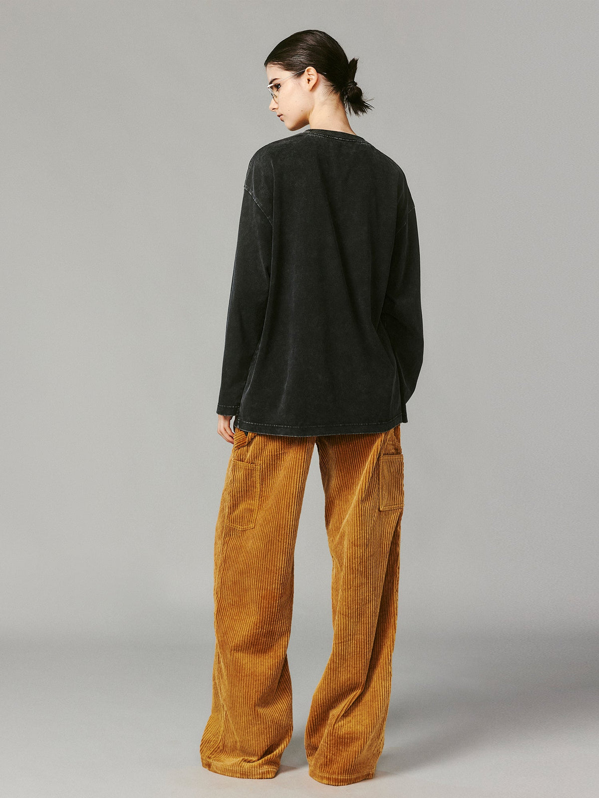 ウォッシュ加工のコーデュロイワークパンツ