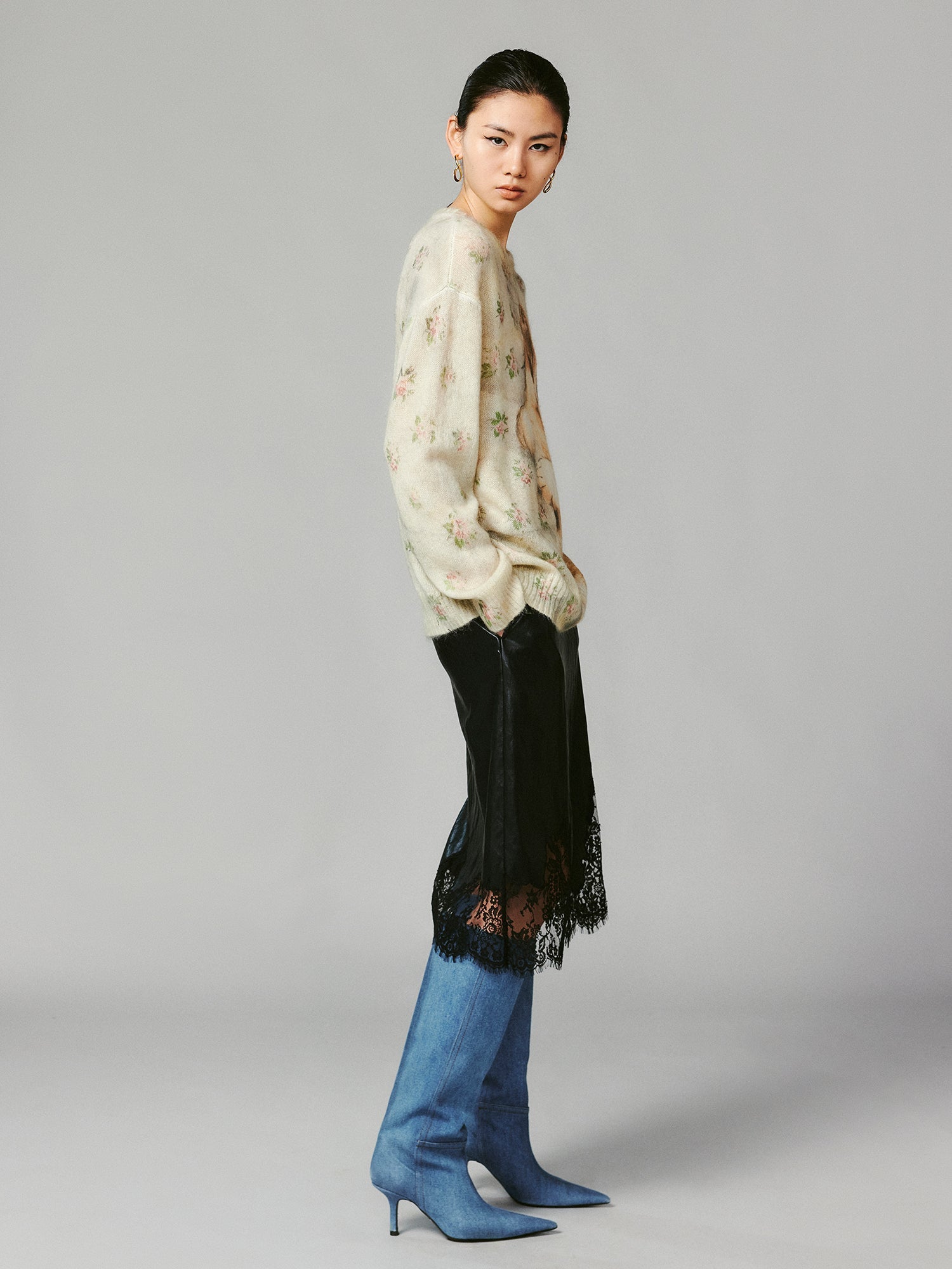 Lying-down cat pullover sweater