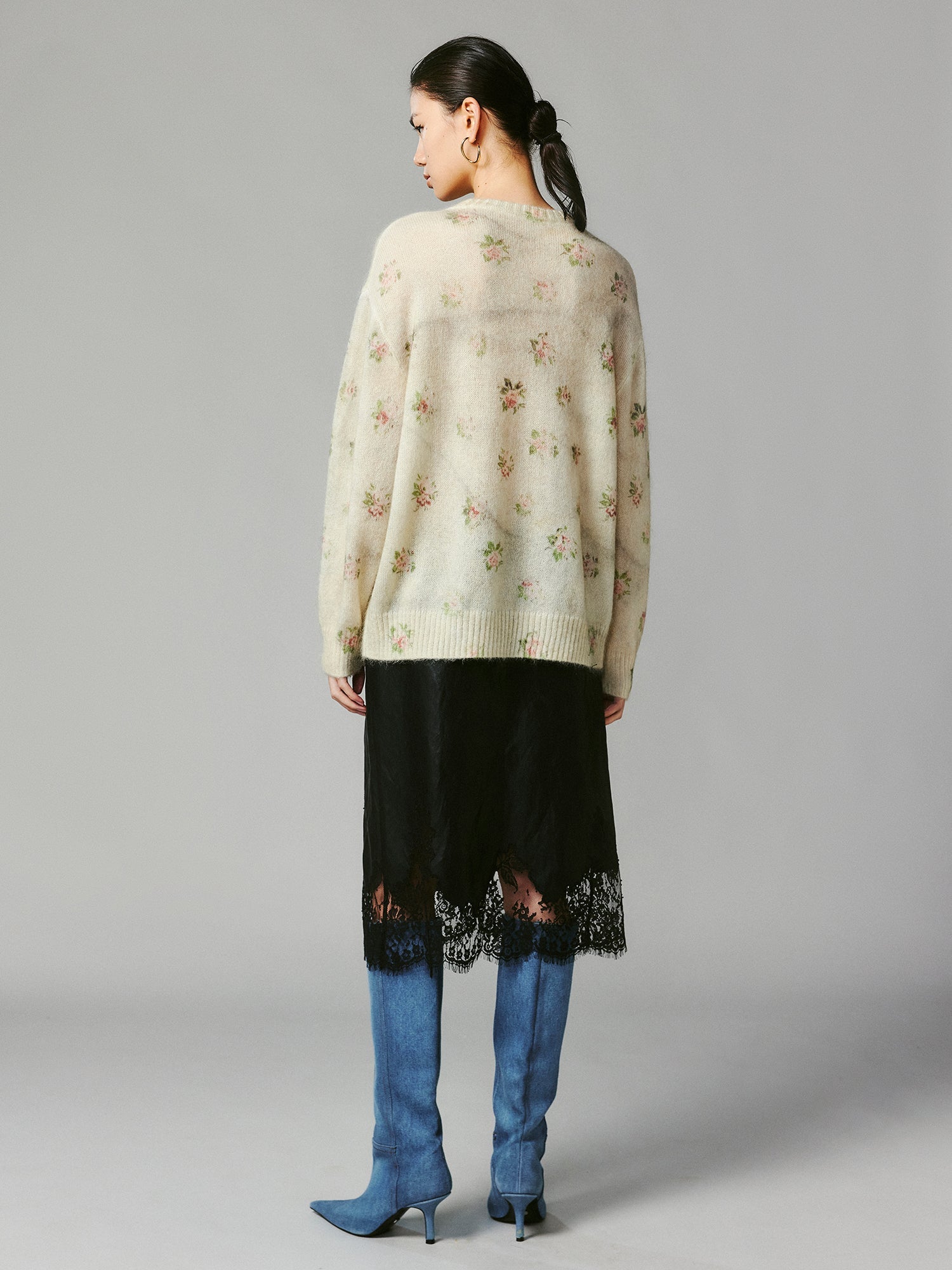 Lying-down cat pullover sweater