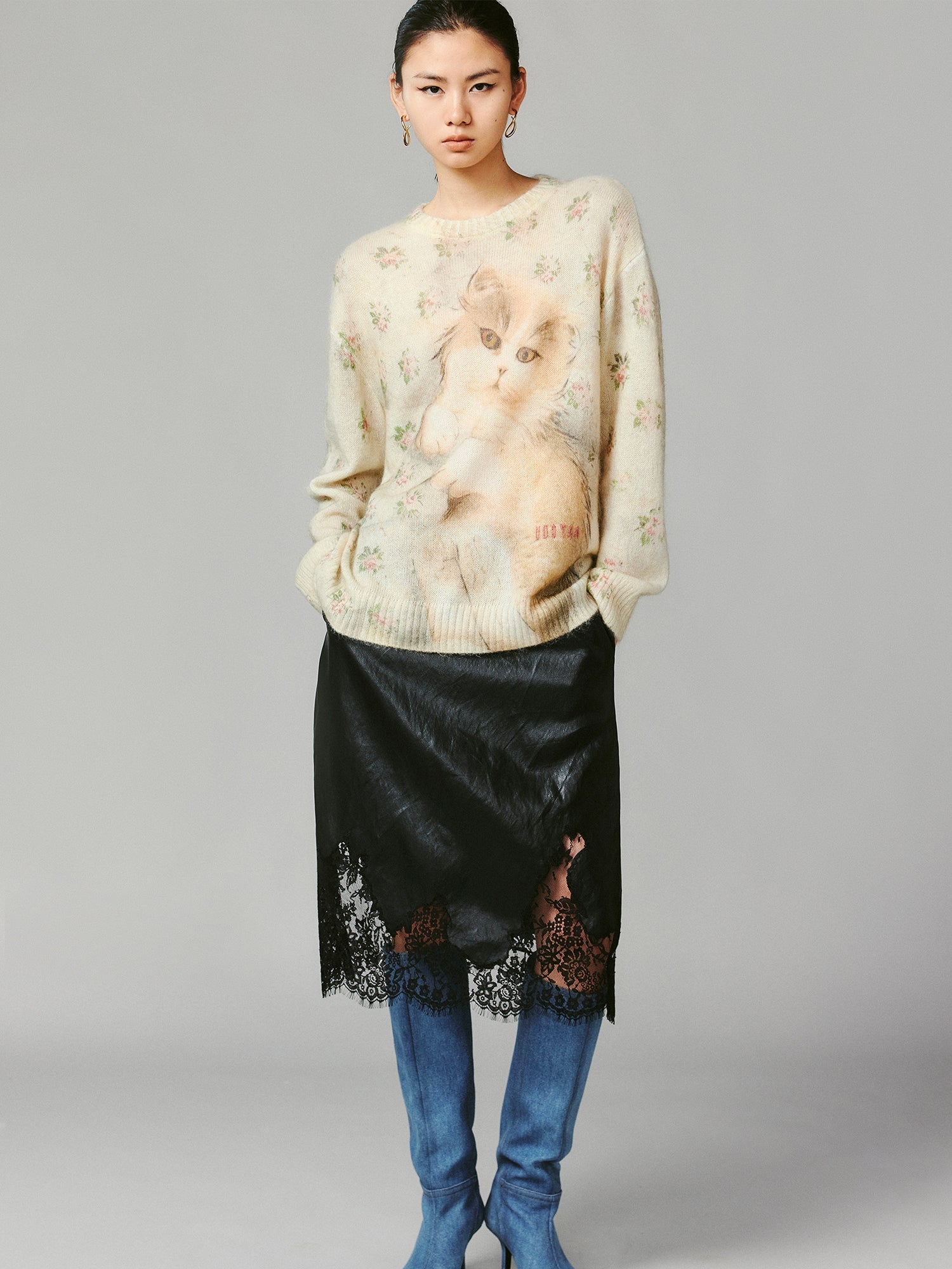 Lying-down cat pullover sweater