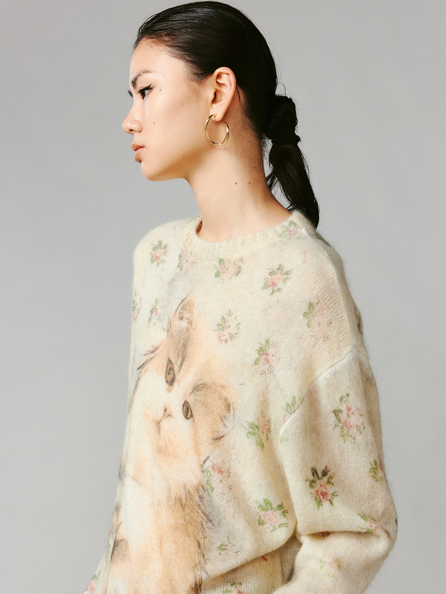 Lying-down cat pullover sweater