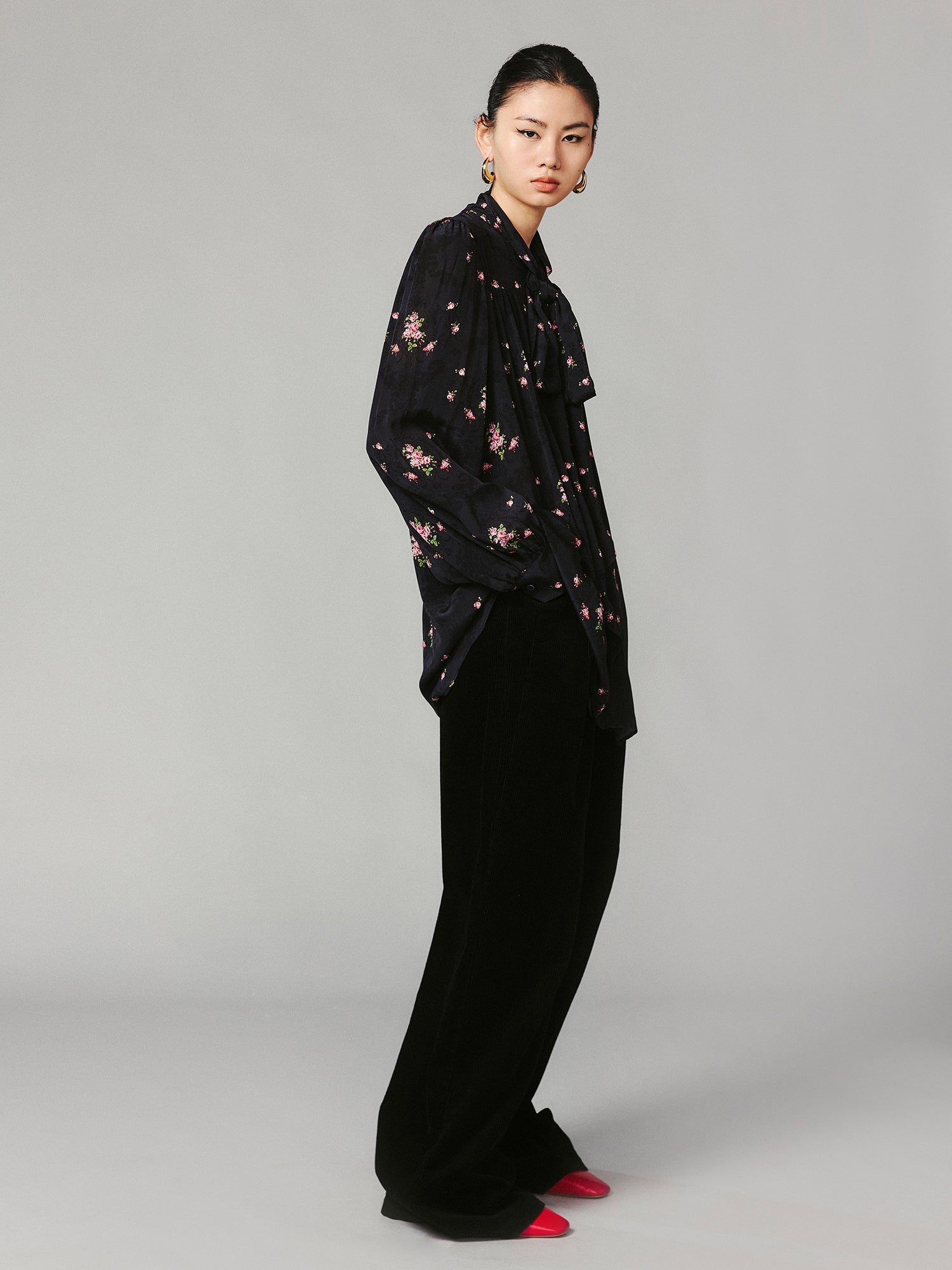 The European wallpaper-inspired floral romantic ribbon shirt