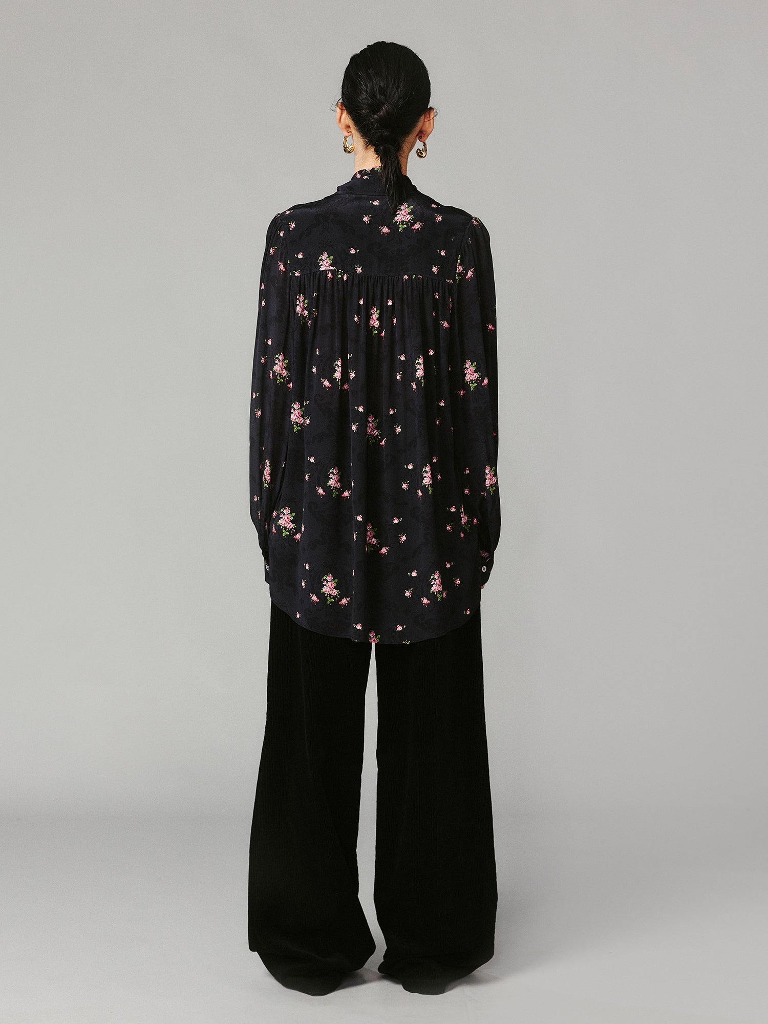 The European wallpaper-inspired floral romantic ribbon shirt