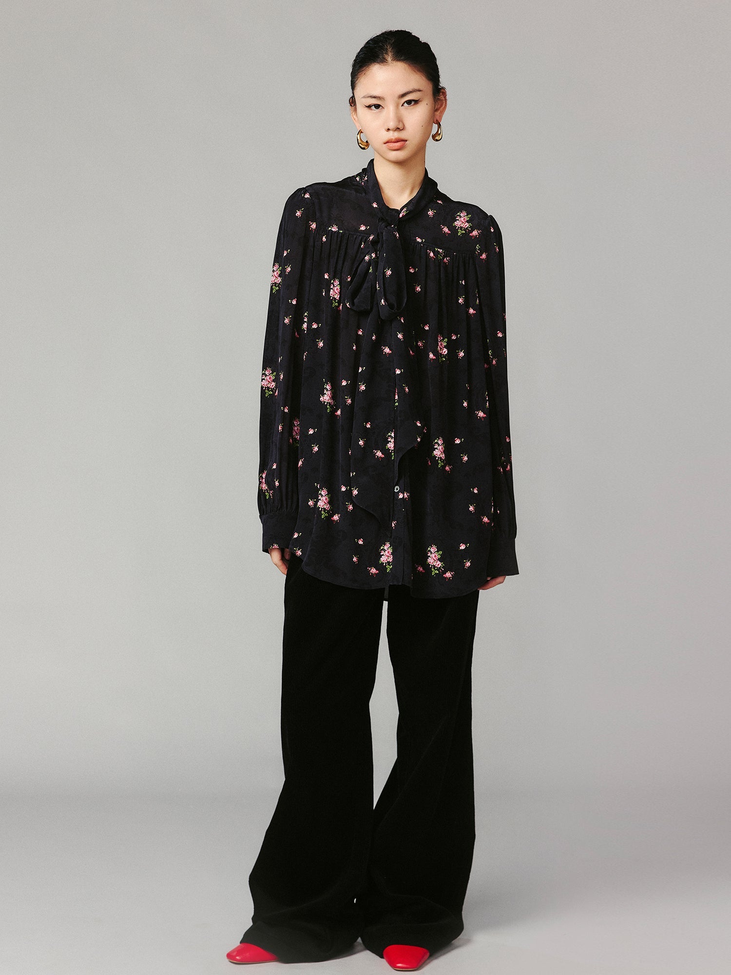 The European wallpaper-inspired floral romantic ribbon shirt