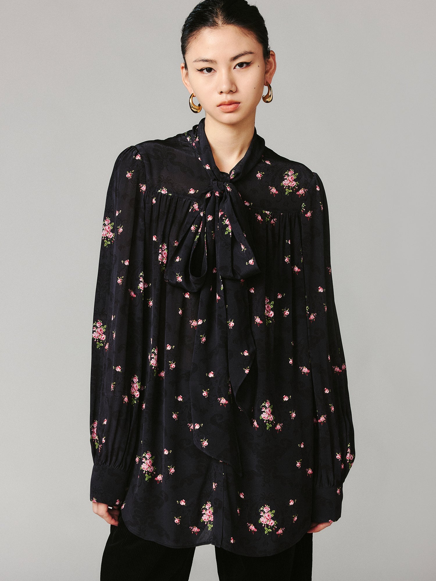 The European wallpaper-inspired floral romantic ribbon shirt