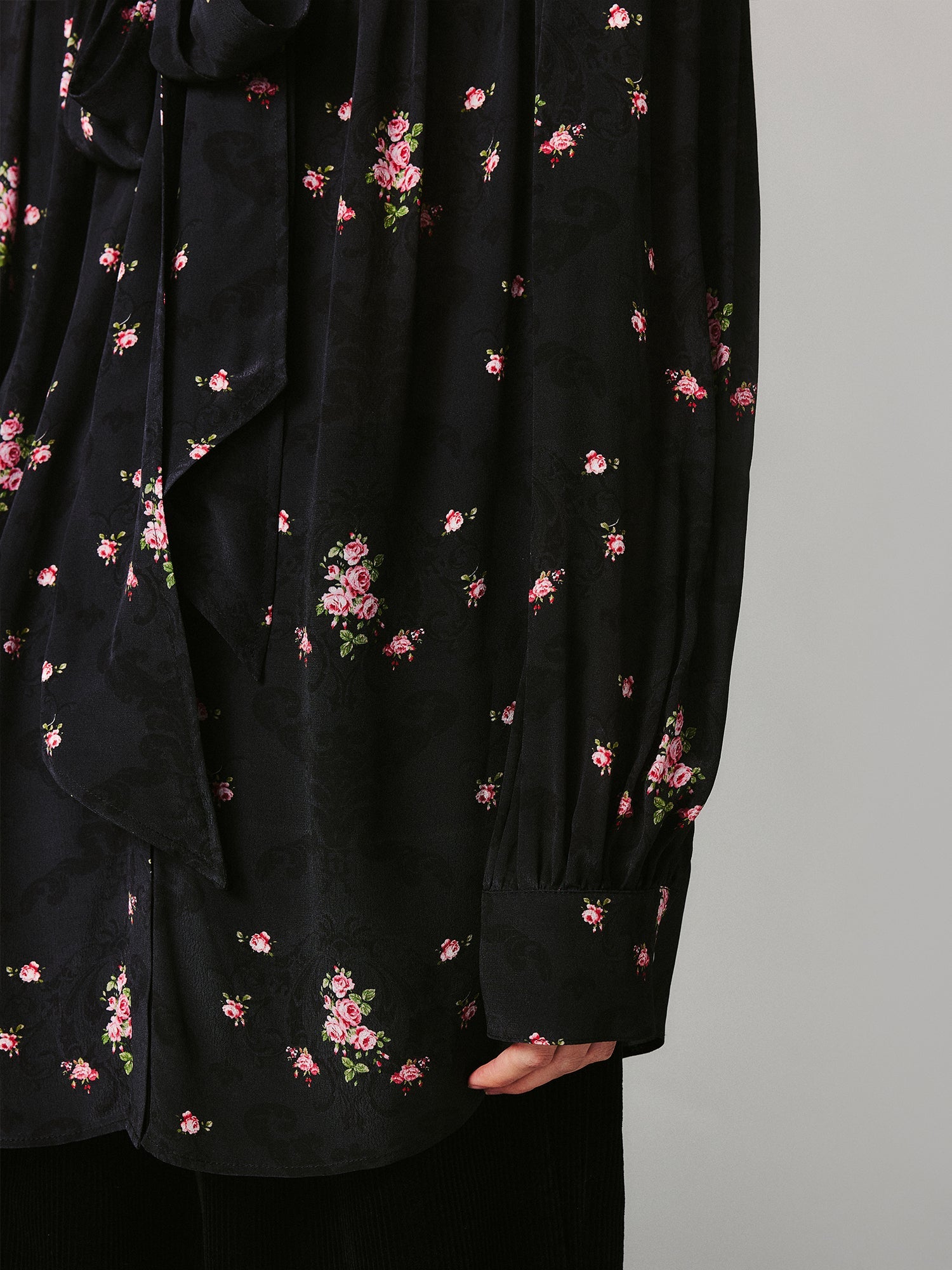The European wallpaper-inspired floral romantic ribbon shirt
