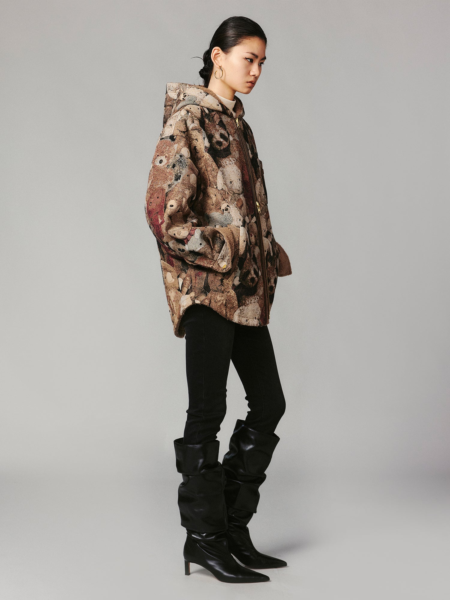 Hooded reversible blanket jacket covered with vintage plush toys