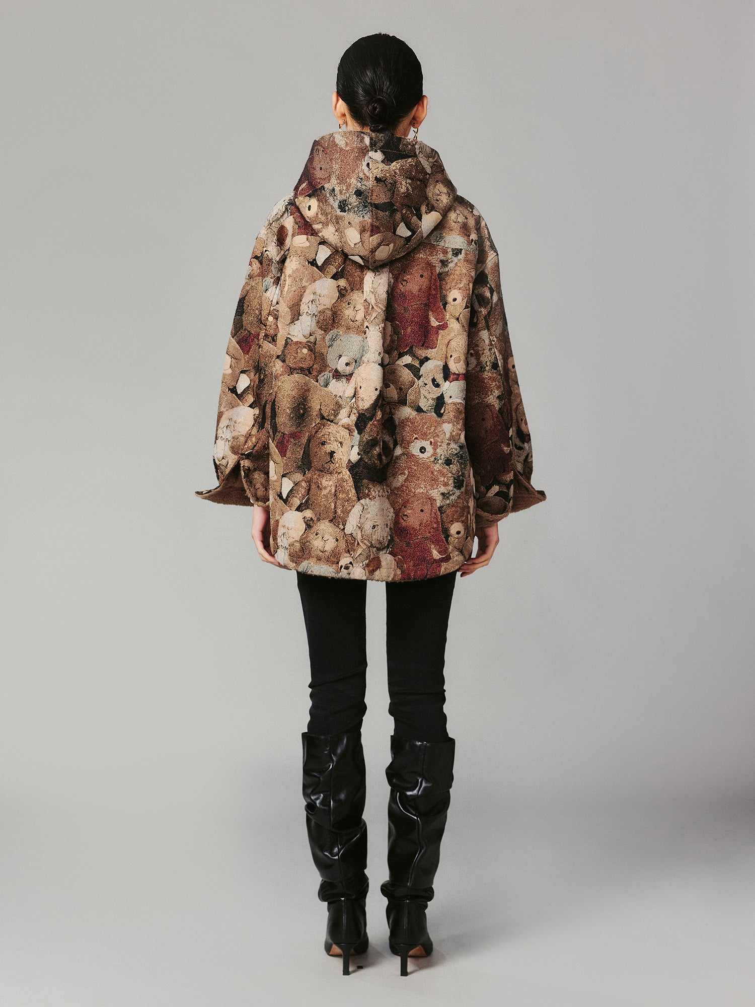 Hooded reversible blanket jacket covered with vintage plush toys