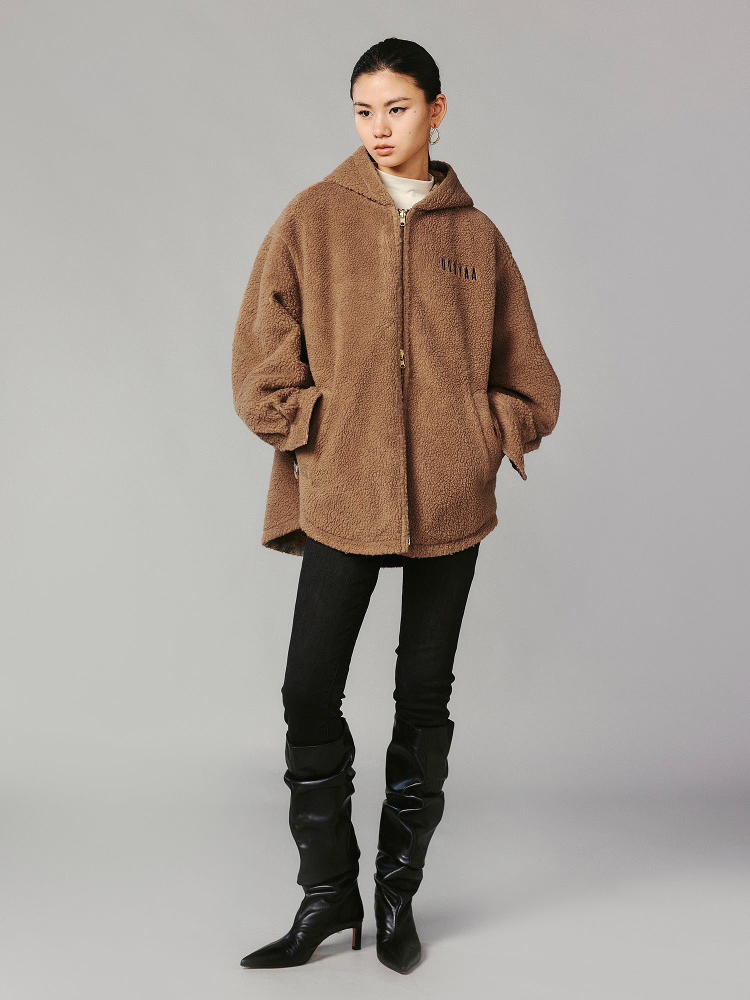 Hooded reversible blanket jacket covered with vintage plush toys