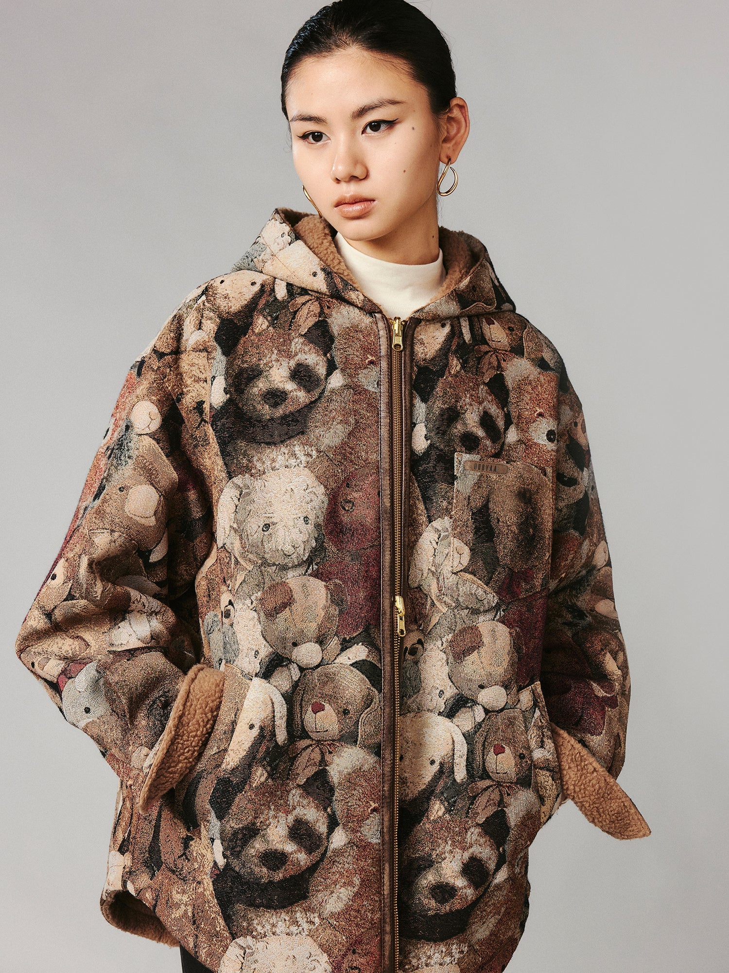 Hooded reversible blanket jacket covered with vintage plush toys