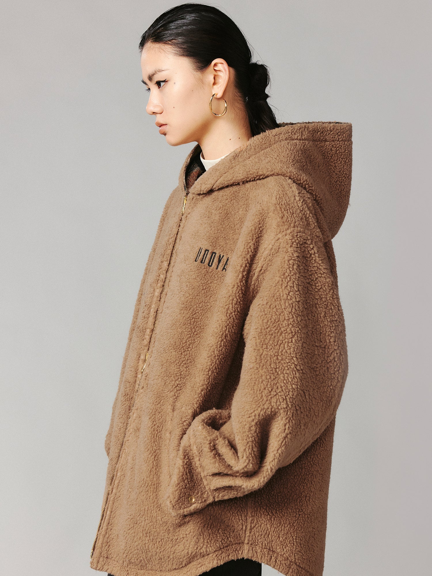 Hooded reversible blanket jacket covered with vintage plush toys