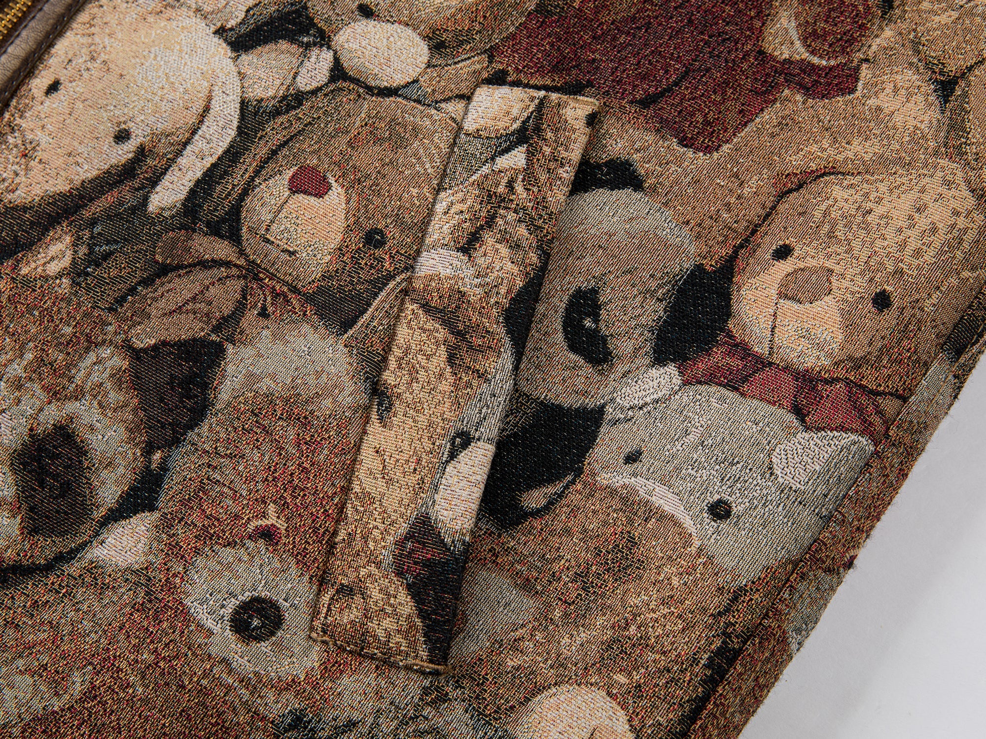 Hooded reversible blanket jacket covered with vintage plush toys