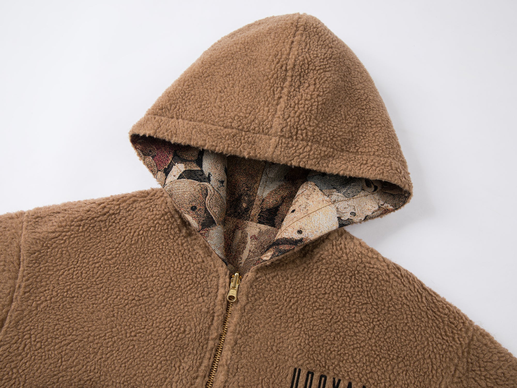 Hooded reversible blanket jacket covered with vintage plush toys