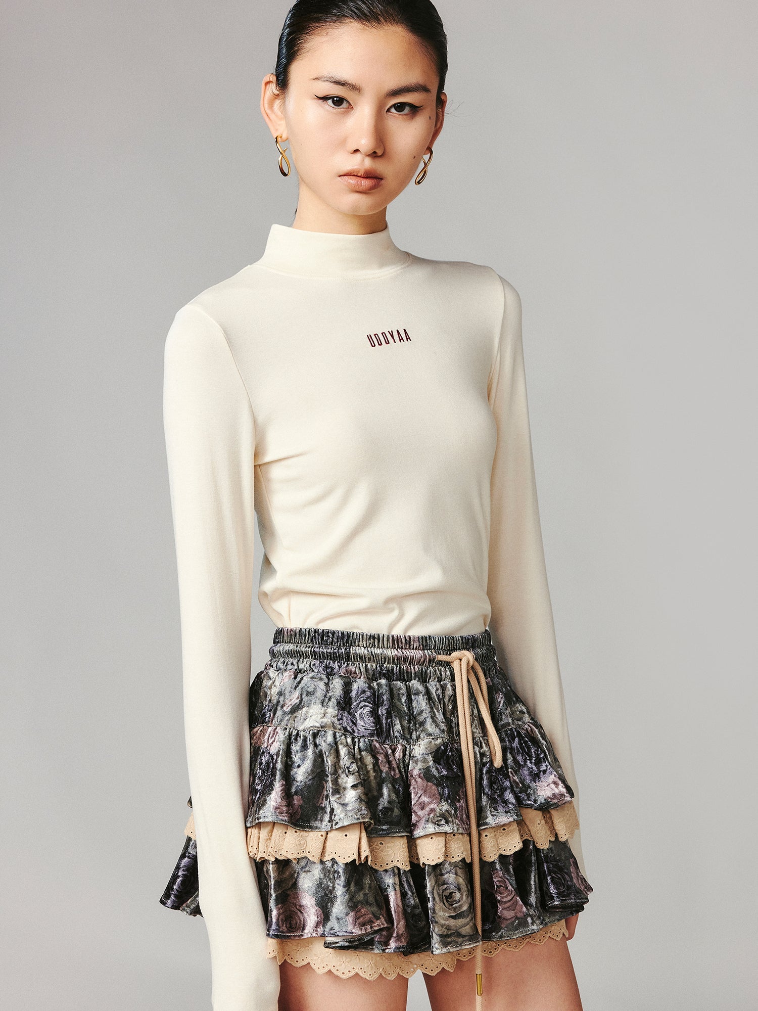 Contrast logo embroidered stand collar pullover