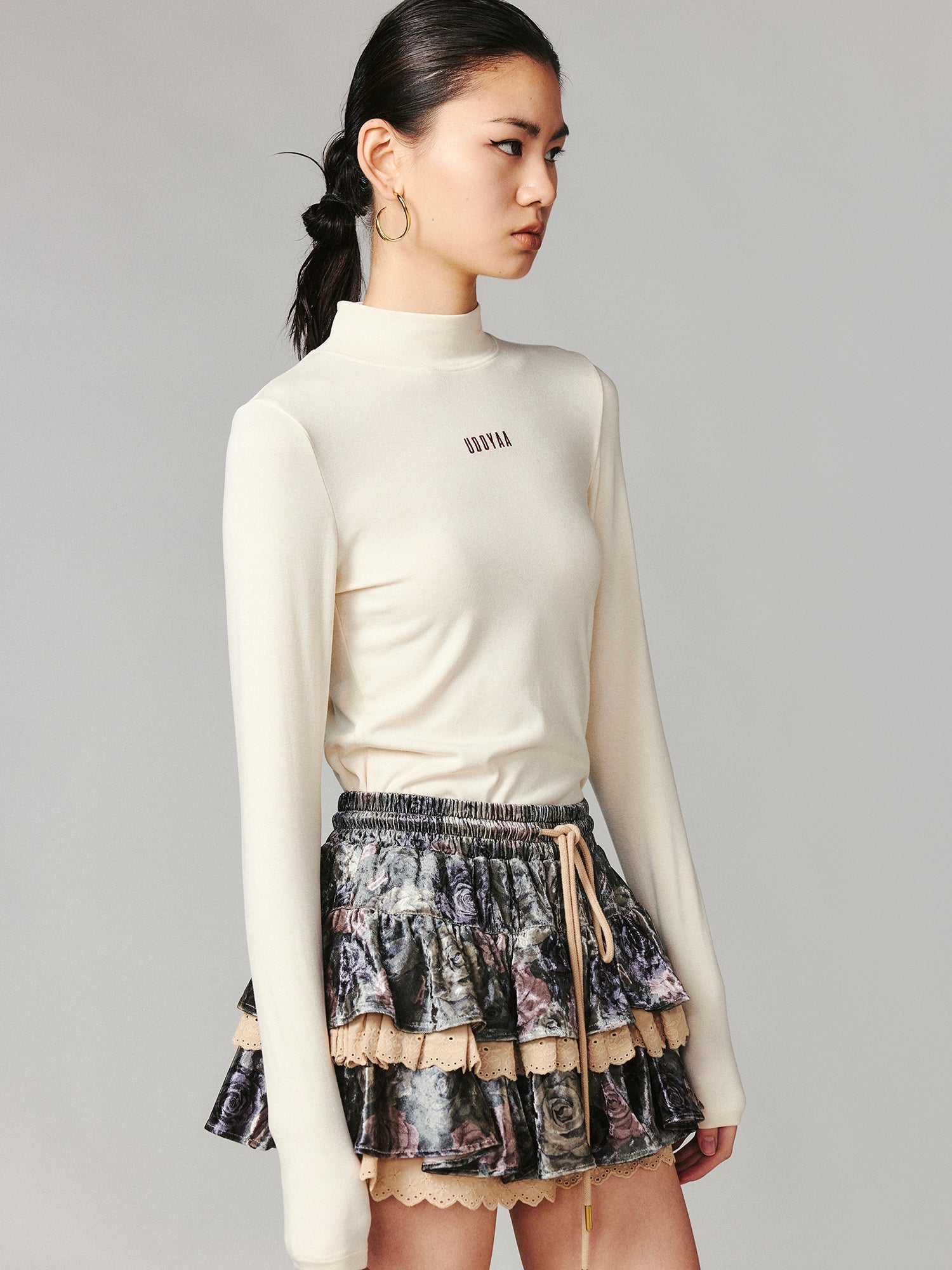 Contrast logo embroidered stand collar pullover