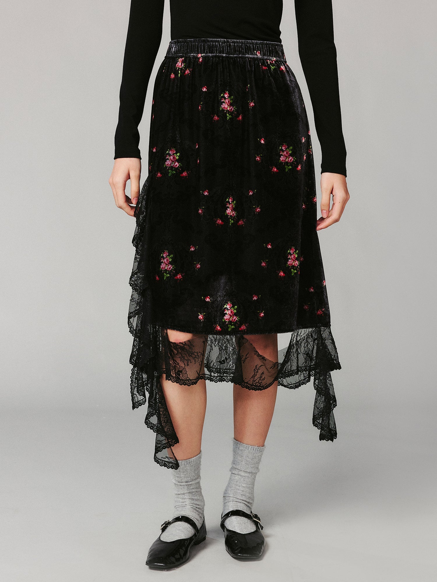 The European wallpaper-inspired floral lace skirt