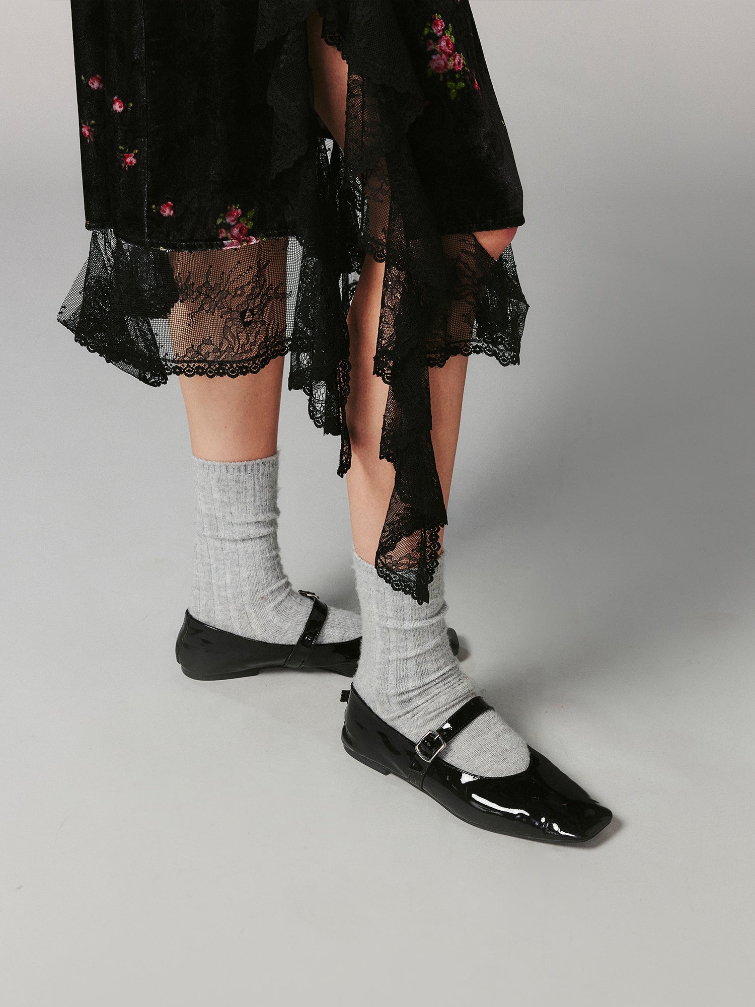 The European wallpaper-inspired floral lace skirt