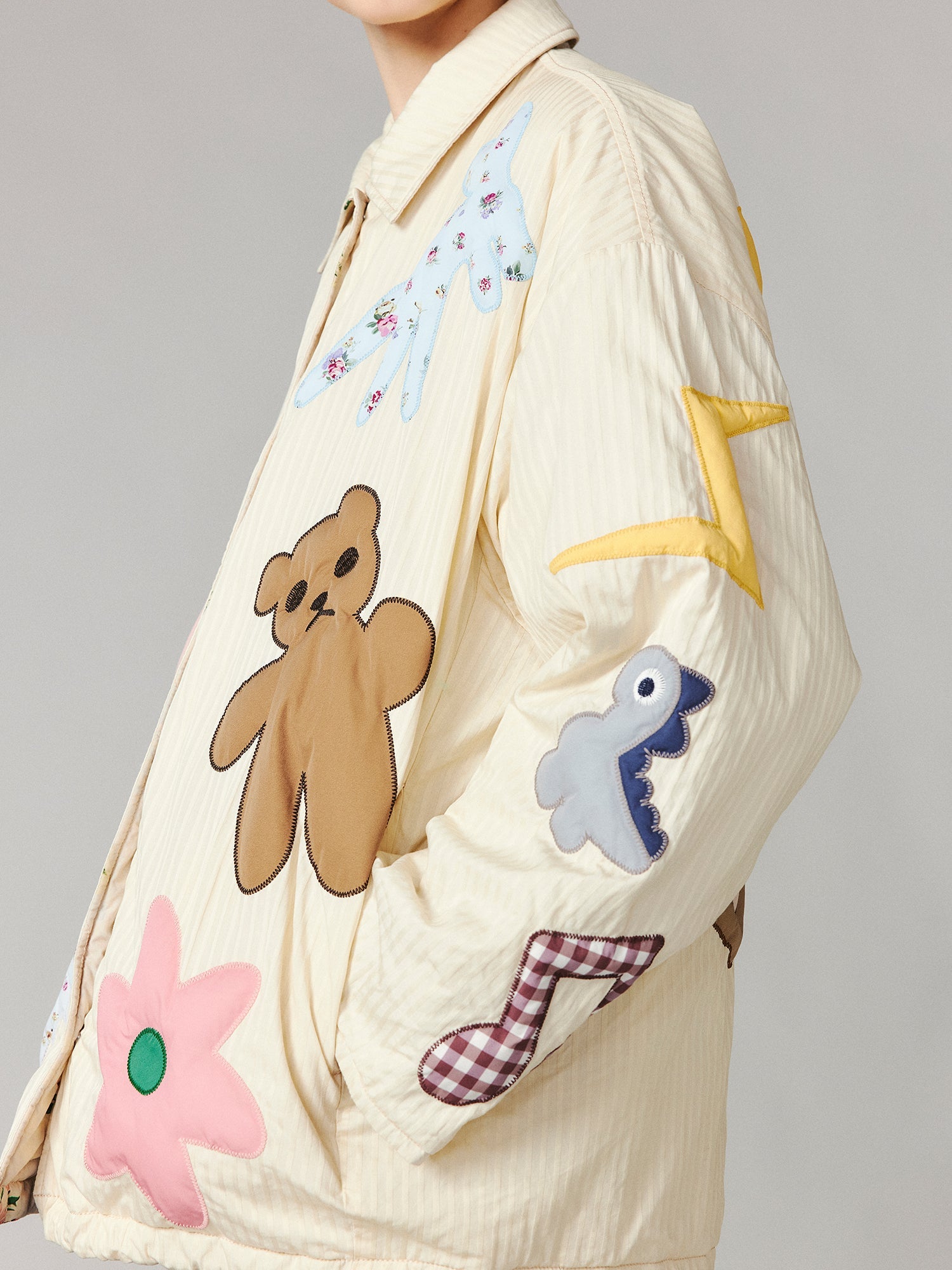 Reversible puffer jacket embroidered with childhood dolls and vintage wallpaper print