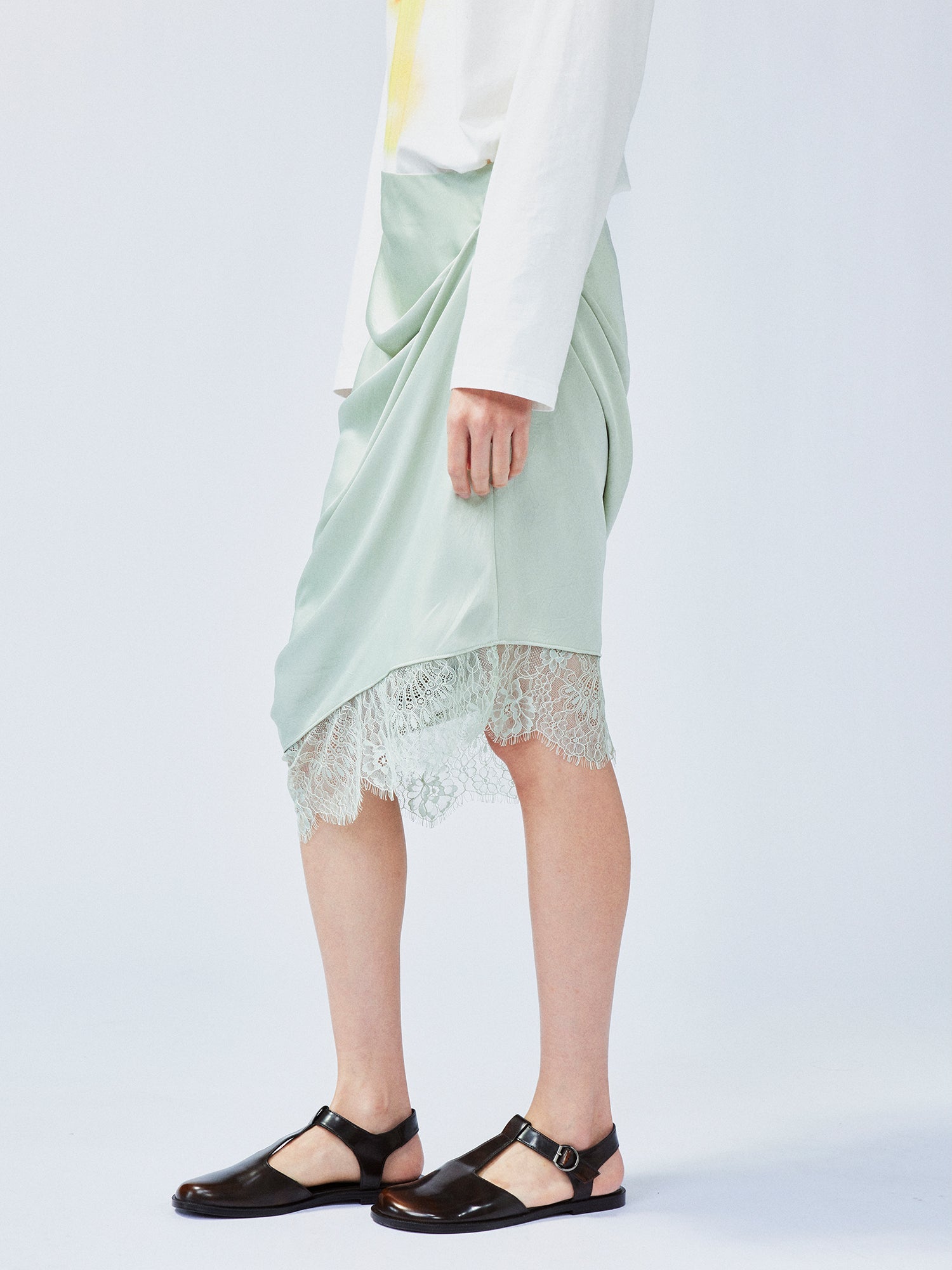 Free-flowing lift skirt