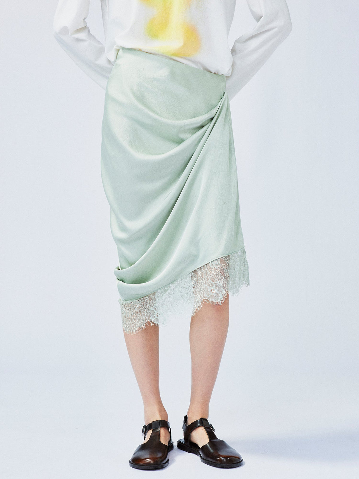 Free-flowing lift skirt