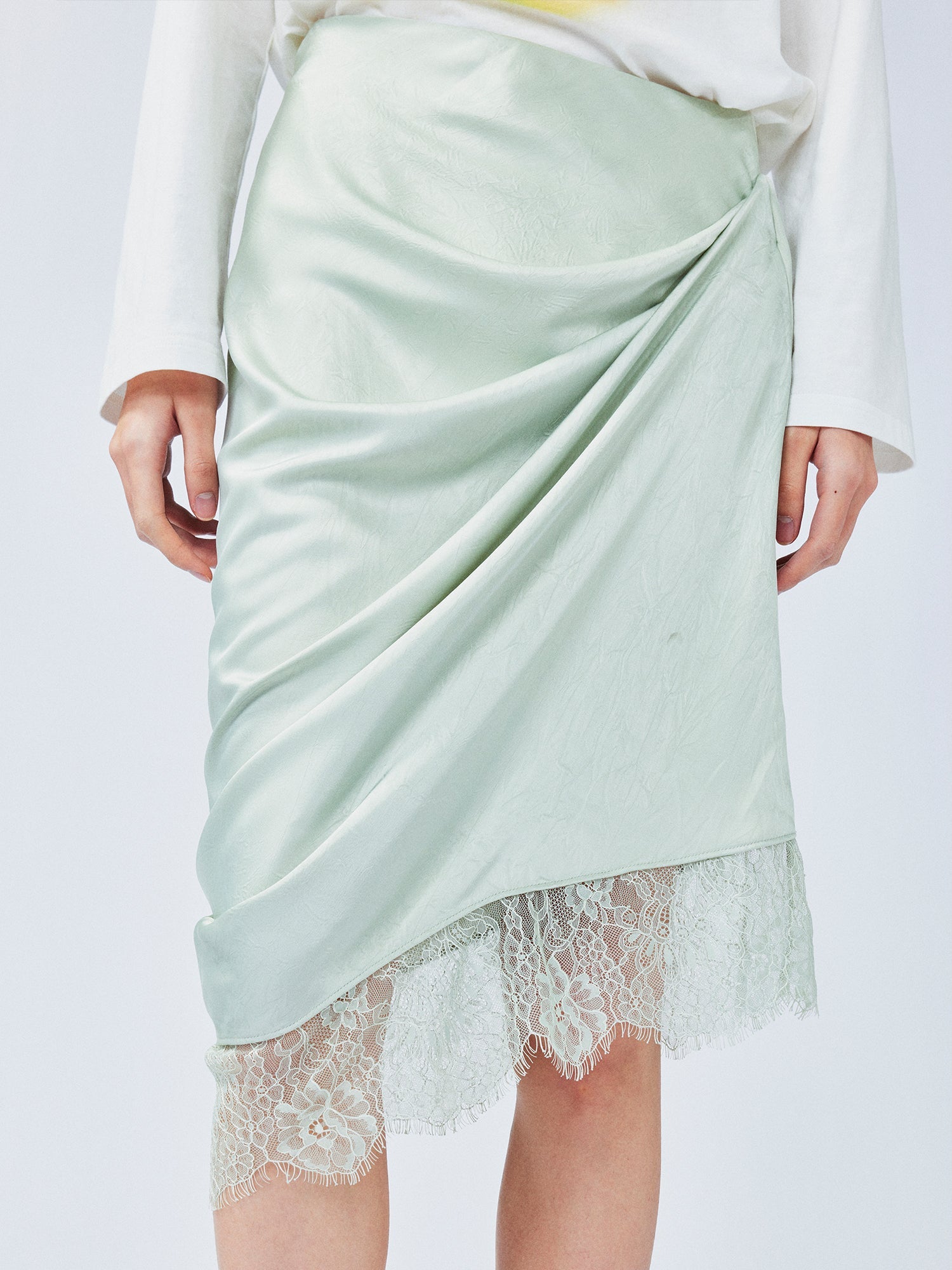 Free-flowing lift skirt