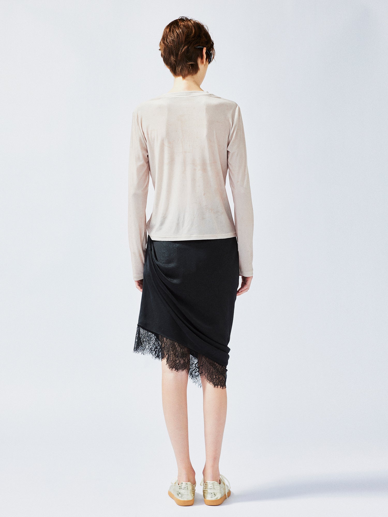 Lace-trimmed skirt with casually lifted hem