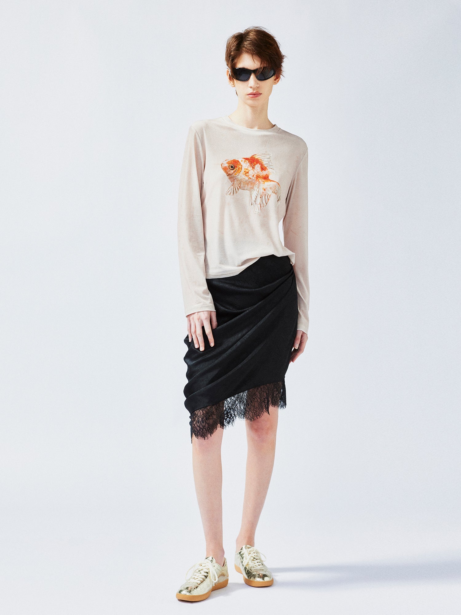 Lace-trimmed skirt with casually lifted hem