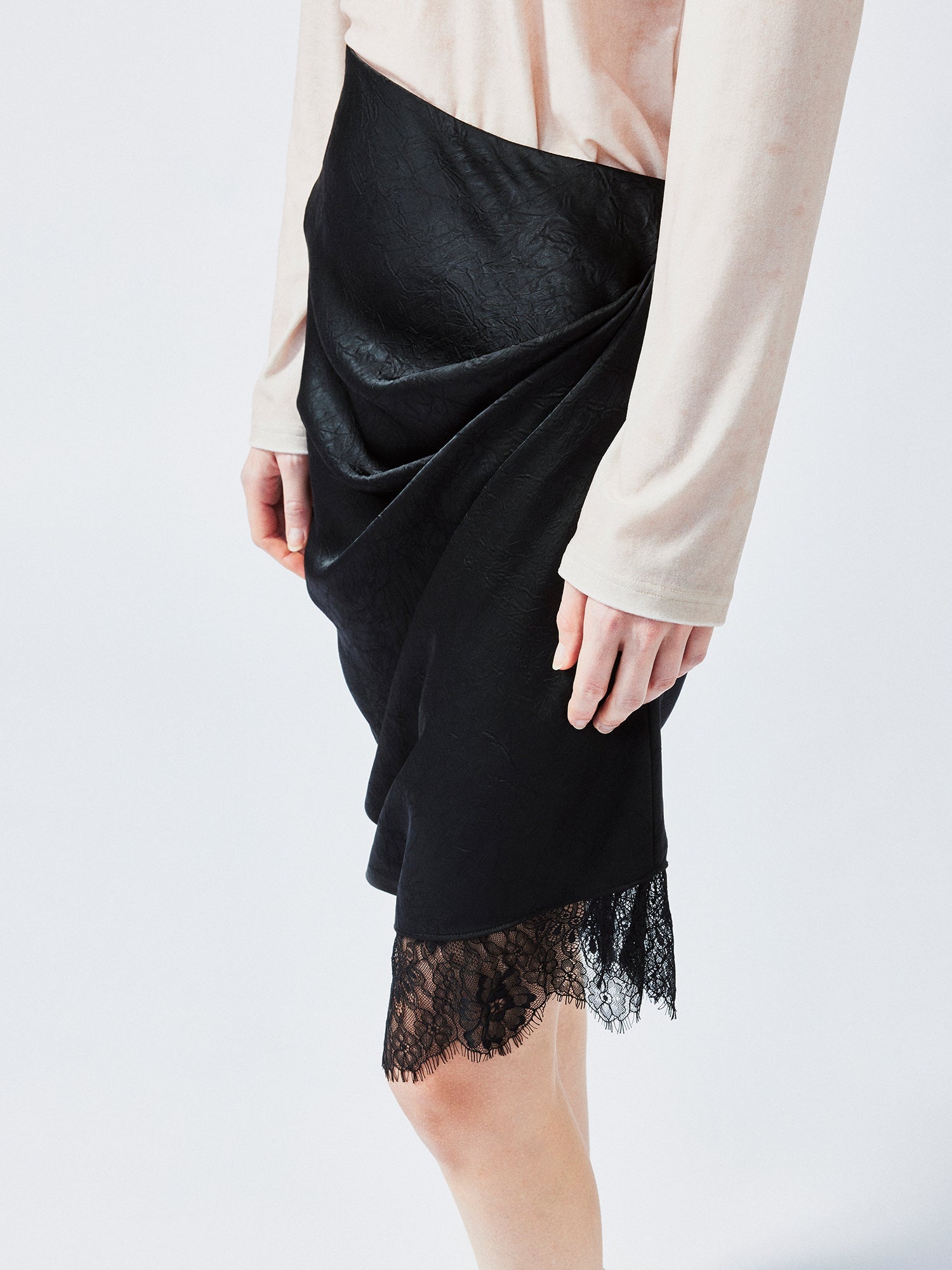 Lace-trimmed skirt with casually lifted hem