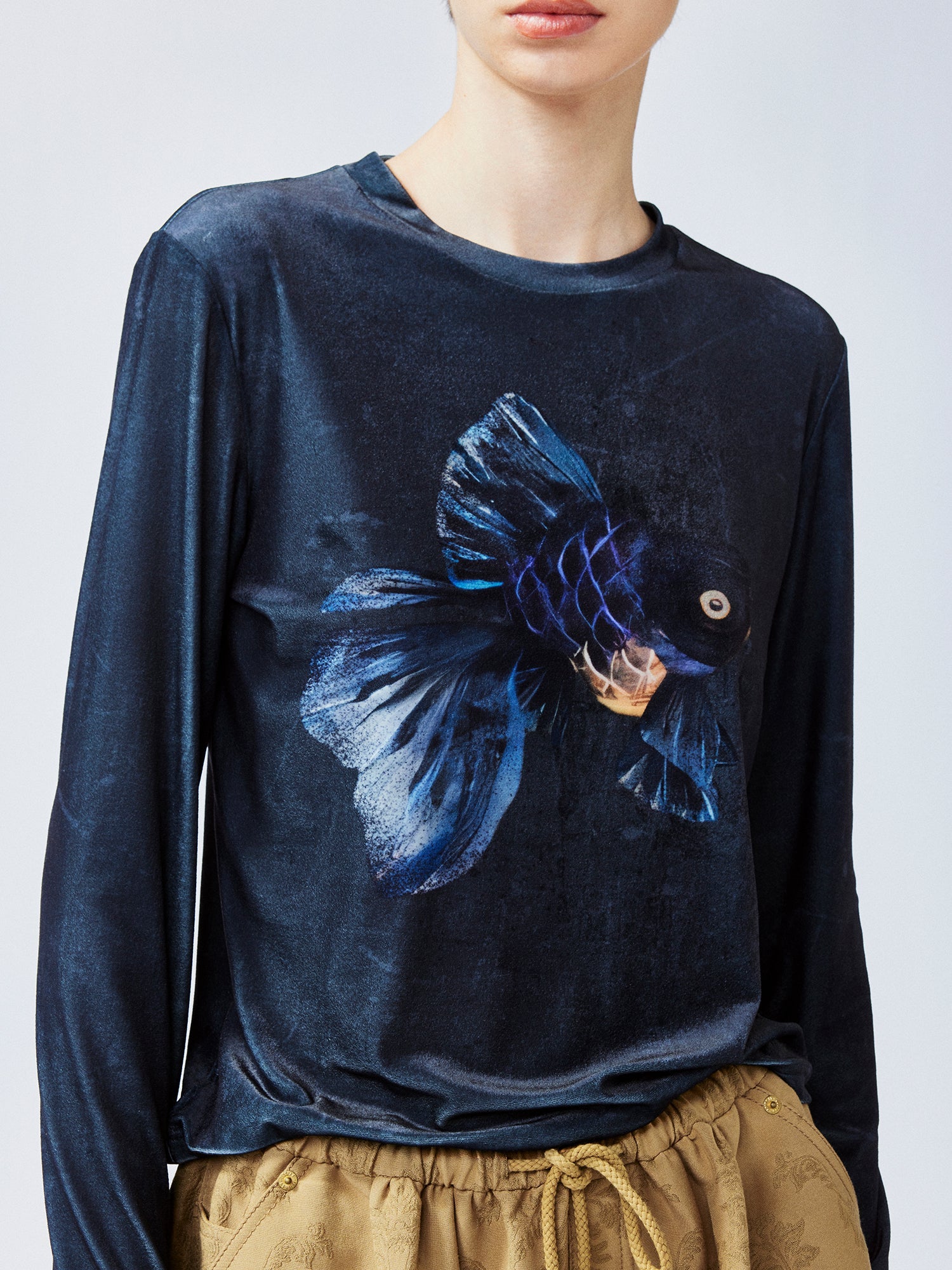 "Sweet and elegant" surreal goldfish velvet long-sleeve T-shirt