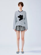 遊び心のある猫がベッドシーツを引っ掻くストライプTシャツ