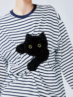 遊び心のある猫がベッドシーツを引っ掻くストライプTシャツ