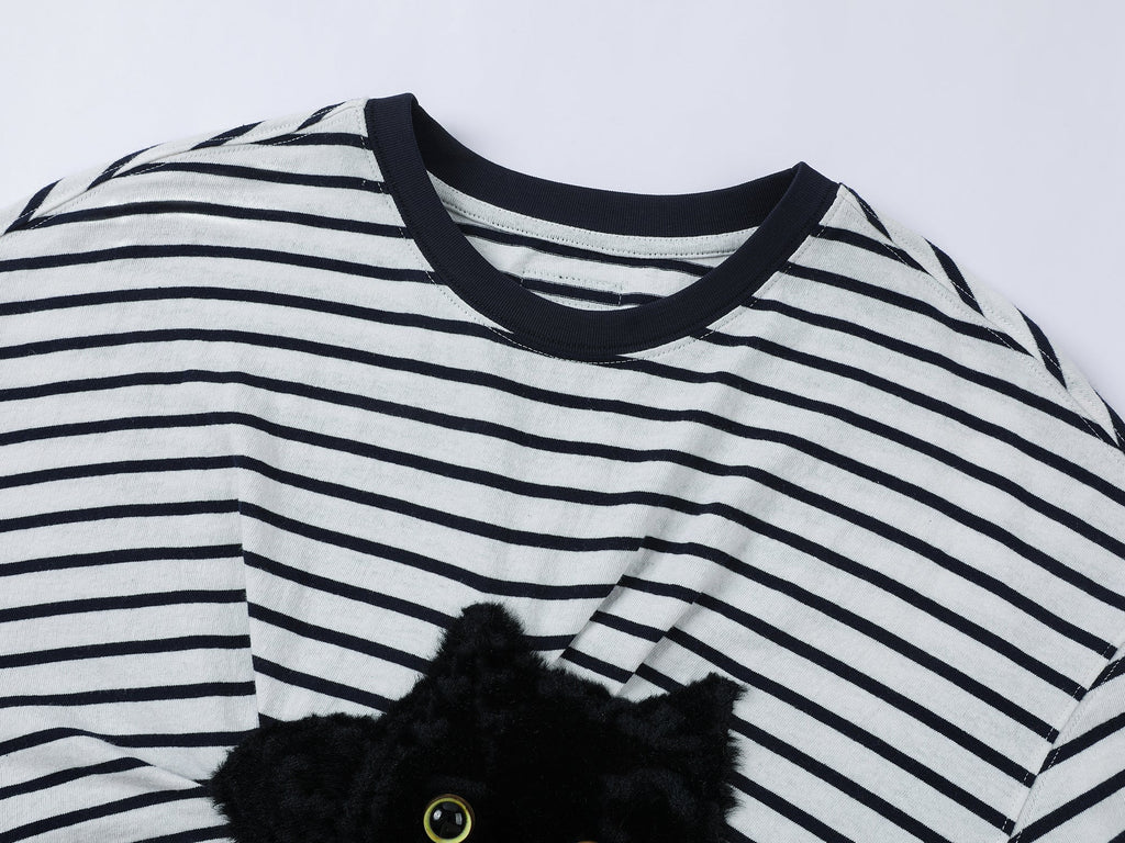 遊び心のある猫がベッドシーツを引っ掻くストライプTシャツ