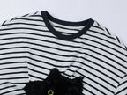 遊び心のある猫がベッドシーツを引っ掻くストライプTシャツ