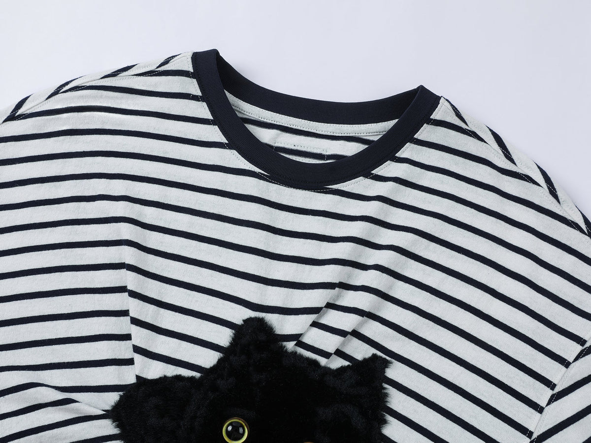 遊び心のある猫がベッドシーツを引っ掻くストライプTシャツ
